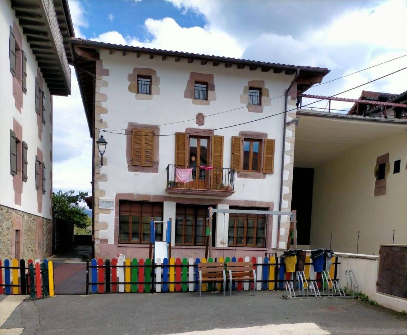 Vista exterior del edificio que acoge la escuela de Ziga.