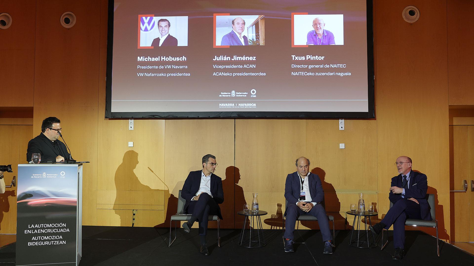 Mesa redonda en la que han intervenido Michael Hobusch, presidente de Volkswagen Navarra; Julián Jiménez, vicepresidente del Clúster de Automoción de Navarra (ACAN); y Txus Pintor, director general del centro de Movilidad y Mecatrónica NAITEC