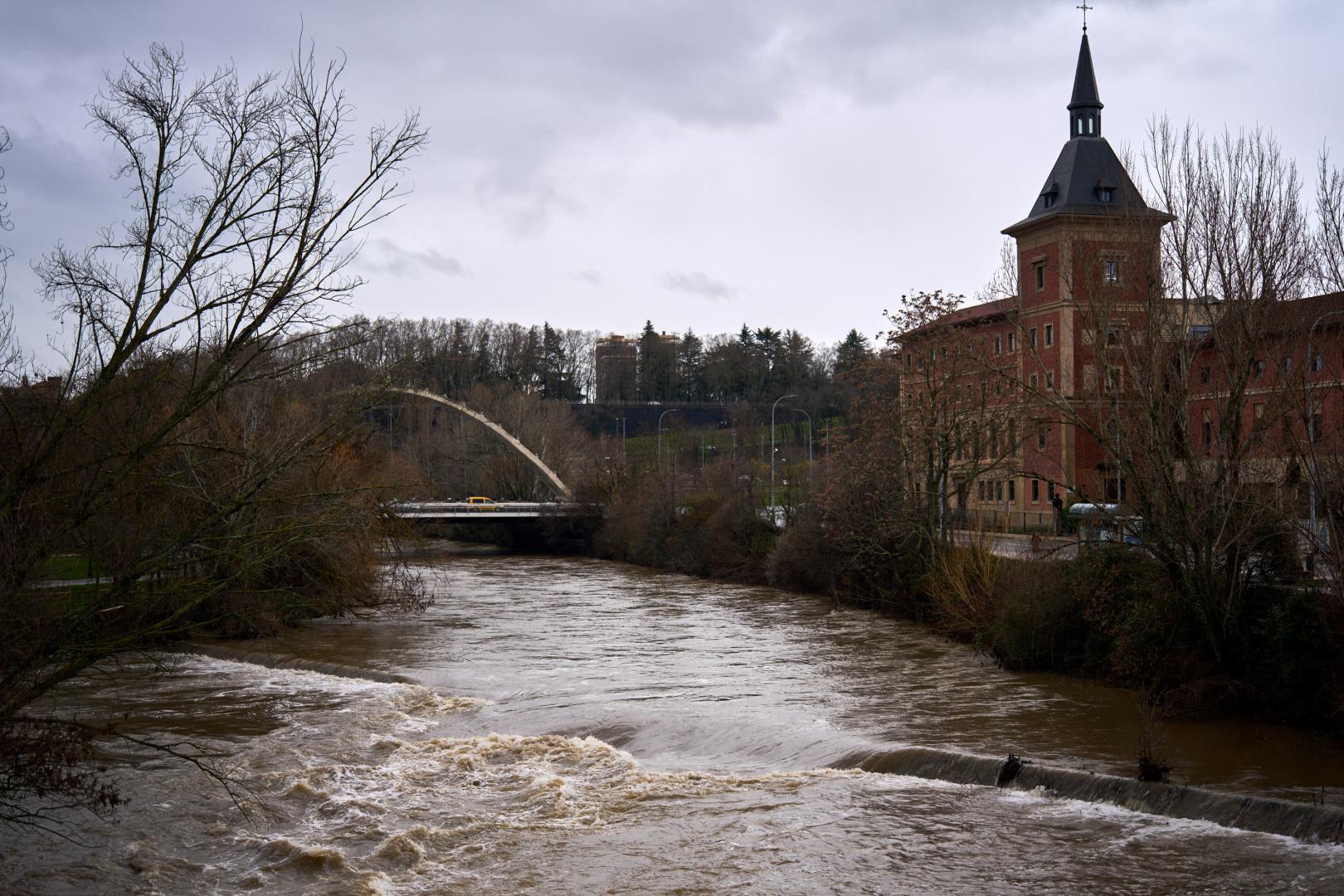 A: MIGUEL OSES F: 10-2-2026 P: L: PAMPLONA T: CRECIDA DEL RIO ARGA A SU PASO POR LA ROCHAPEA Y SAN JORGE