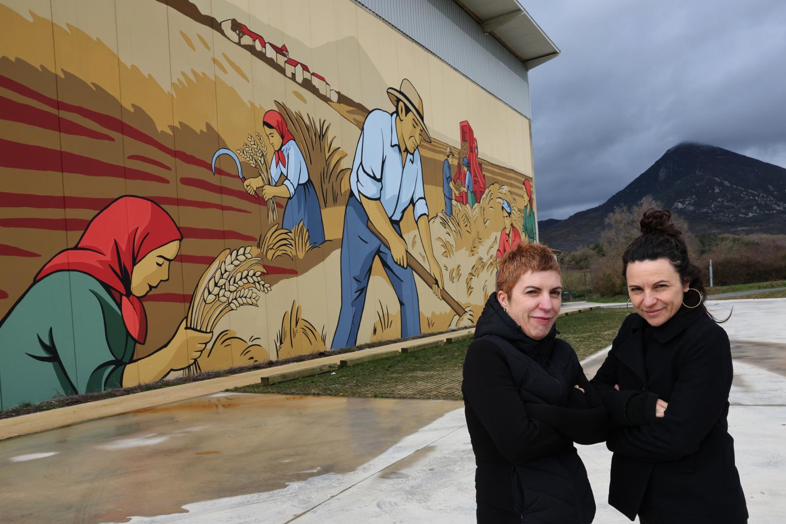 Las hermanas Idoia (izda.) y Nuria Santamaría García, ante su gran obra en Salinas de Ibargoiti