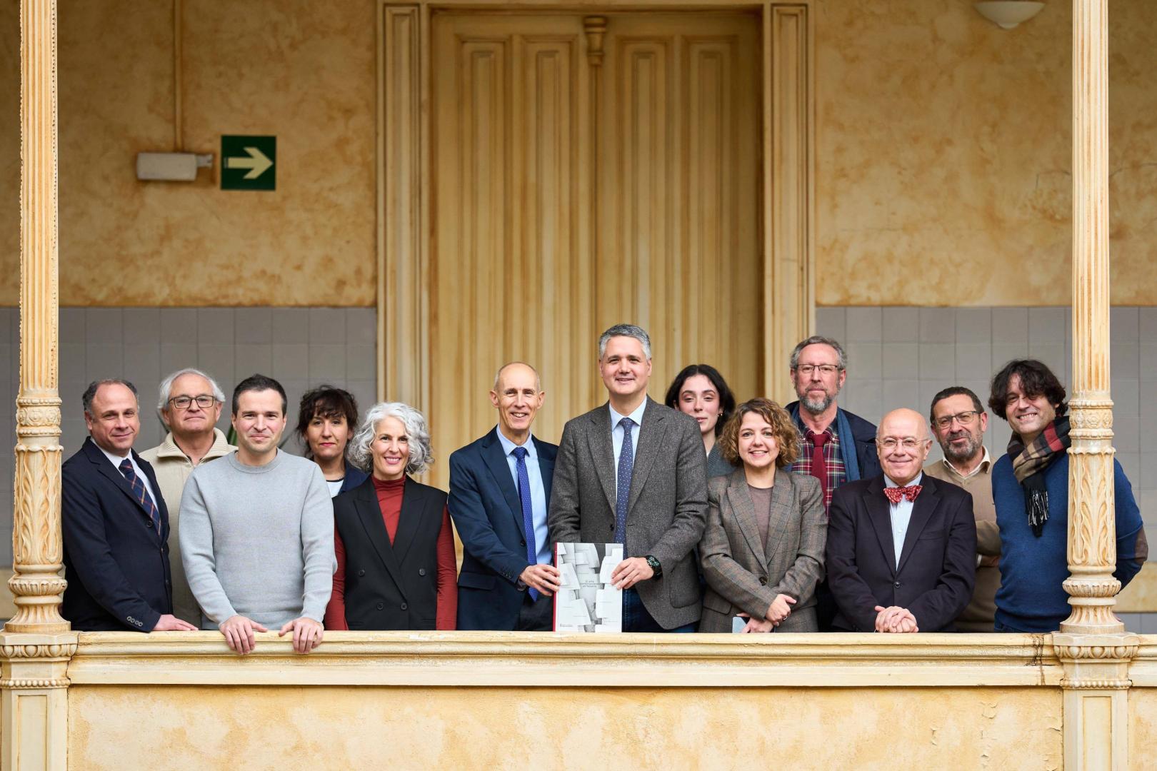 El coordinador, Javier Azanza, y el director de Cultura, Ignacio Apezteguía, sostienen en el libro en presencia de algunos de los colaboradores que han participado.