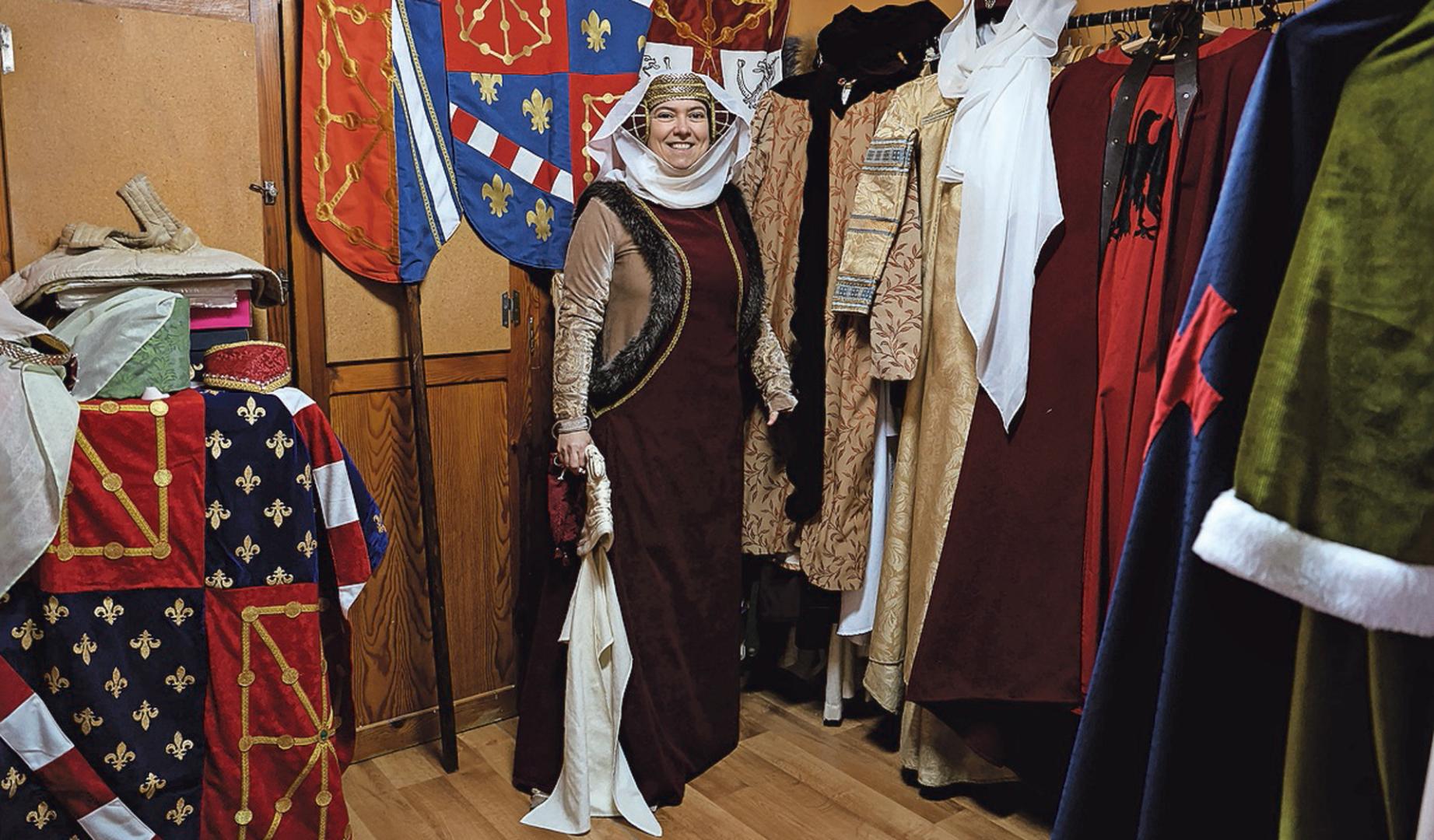Estrella Iriarte, ataviada con un traje confeccionado por ella, junto a los que guarda en su taller