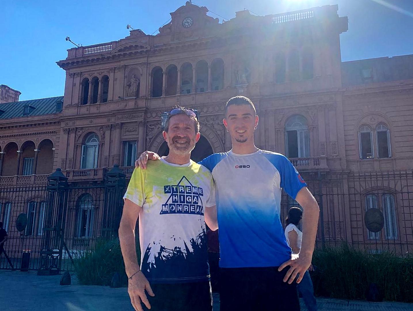 Jorge Urquizu Barasoain y Aimar Urquizu Diego, padre e hijo,, este miércoles 10 frente a la Casa Rosada en Buenos Aires