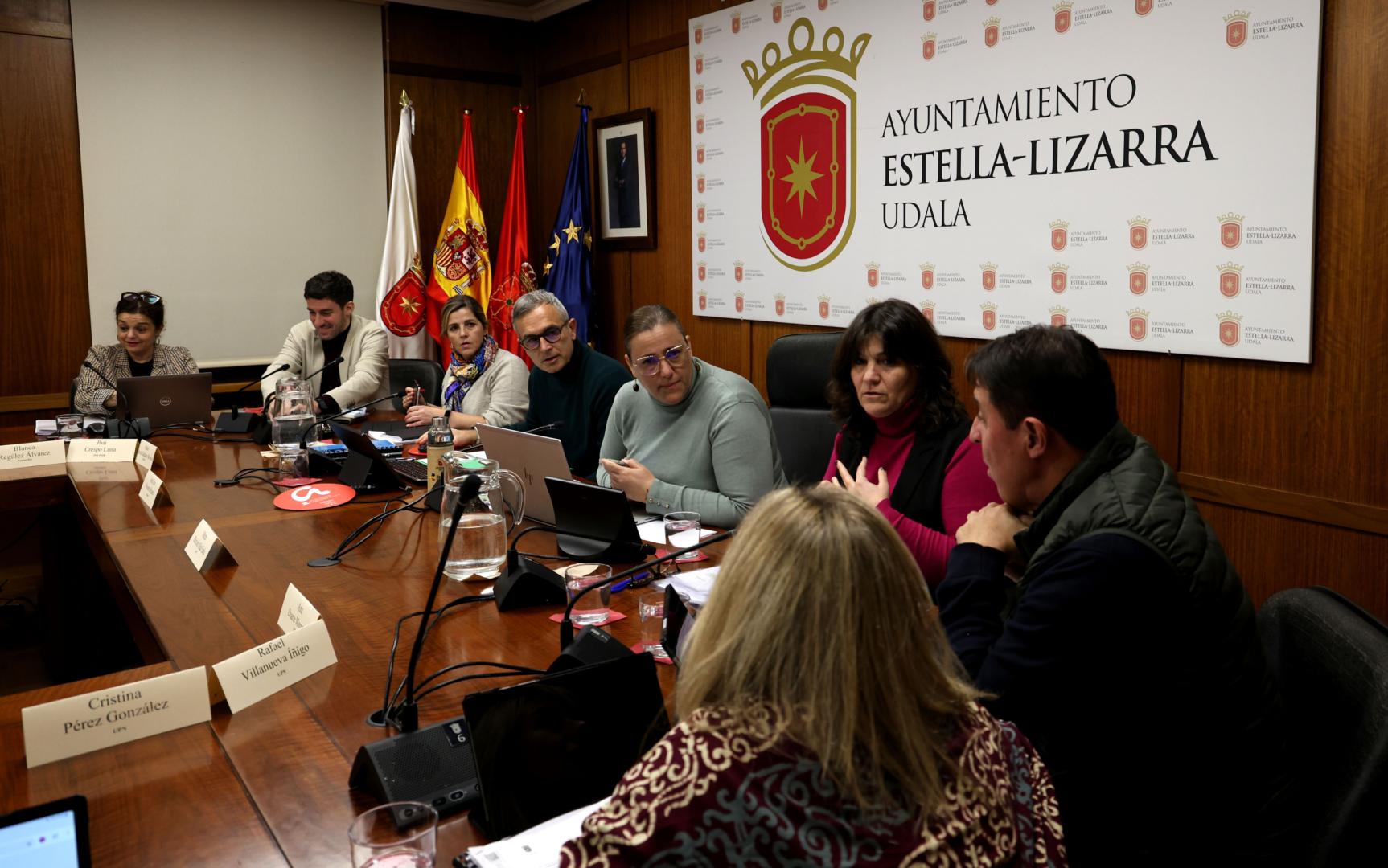 La portavoz, Ana Duarte, junto a compañeros de su grupo regionalista, ediles del PSN y la concejal de Geroa Bai en un reciente pleno.