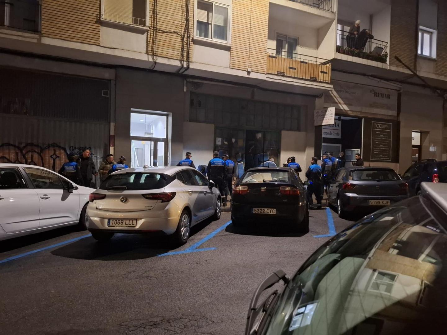 Agentes de la Policía Municipal intervienen en la pelea entre okupas de la bajera este martes 10 de febrero por la tarde noche.