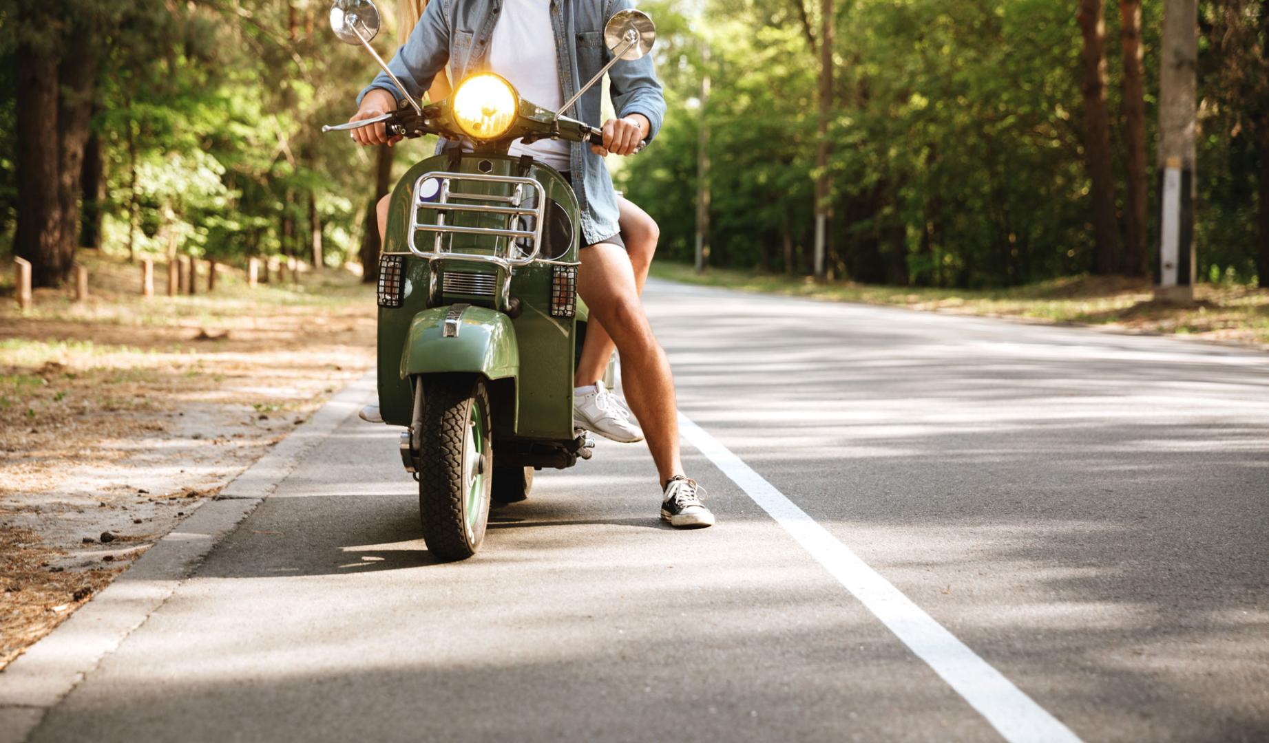 Imagen de archivo de una pareja en una moto