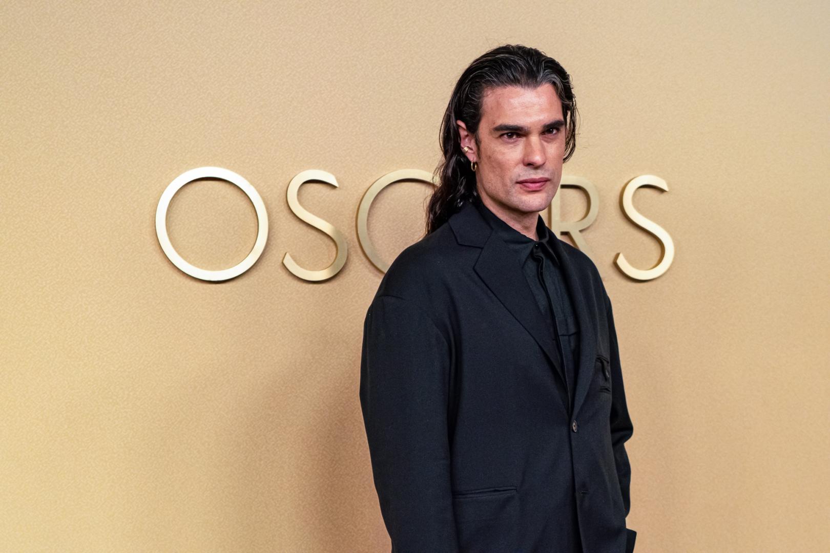 El director Oliver Laxe posa durante la alfombra roja del tradicional almuerzo de los nominados a los Óscar