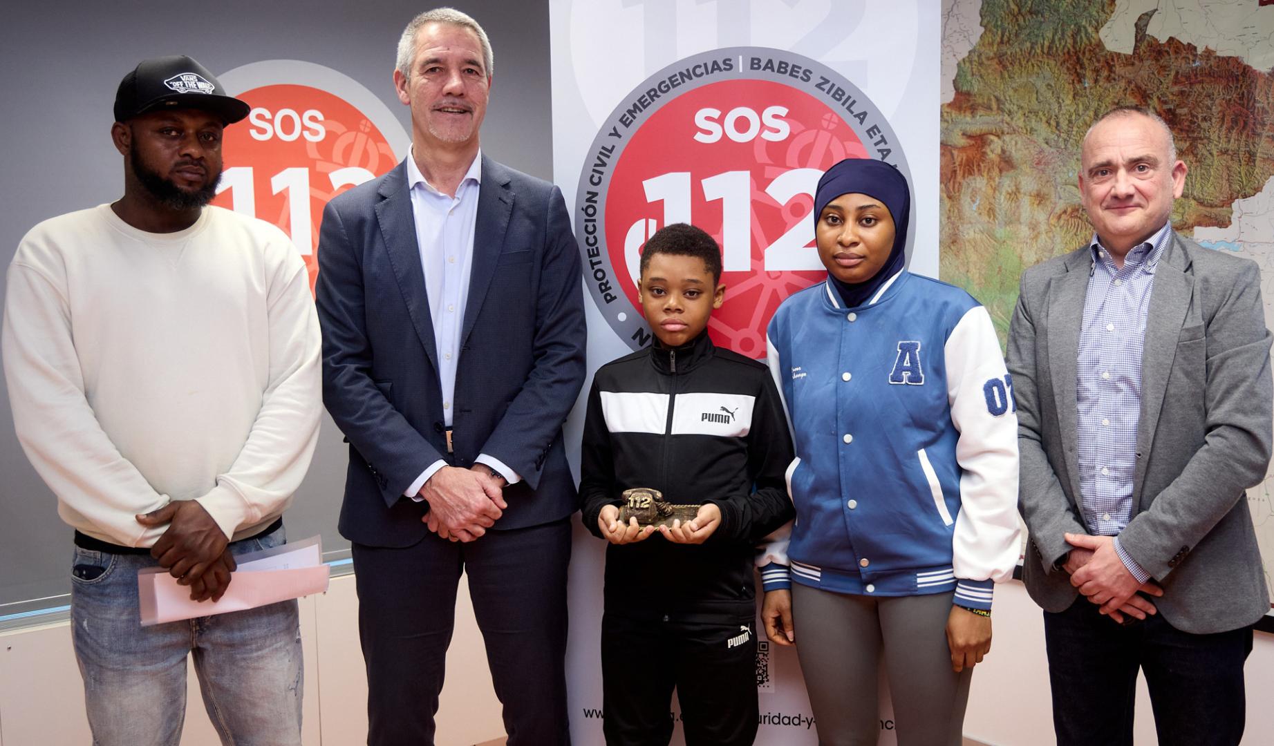 En la imagen, el director general de Interior, Salvador Díez, el niño William Arthur junto a sus familiares, y el director del Servicio de Emergencias, Prevención y Protección Civil, José Joaquín Pascual
