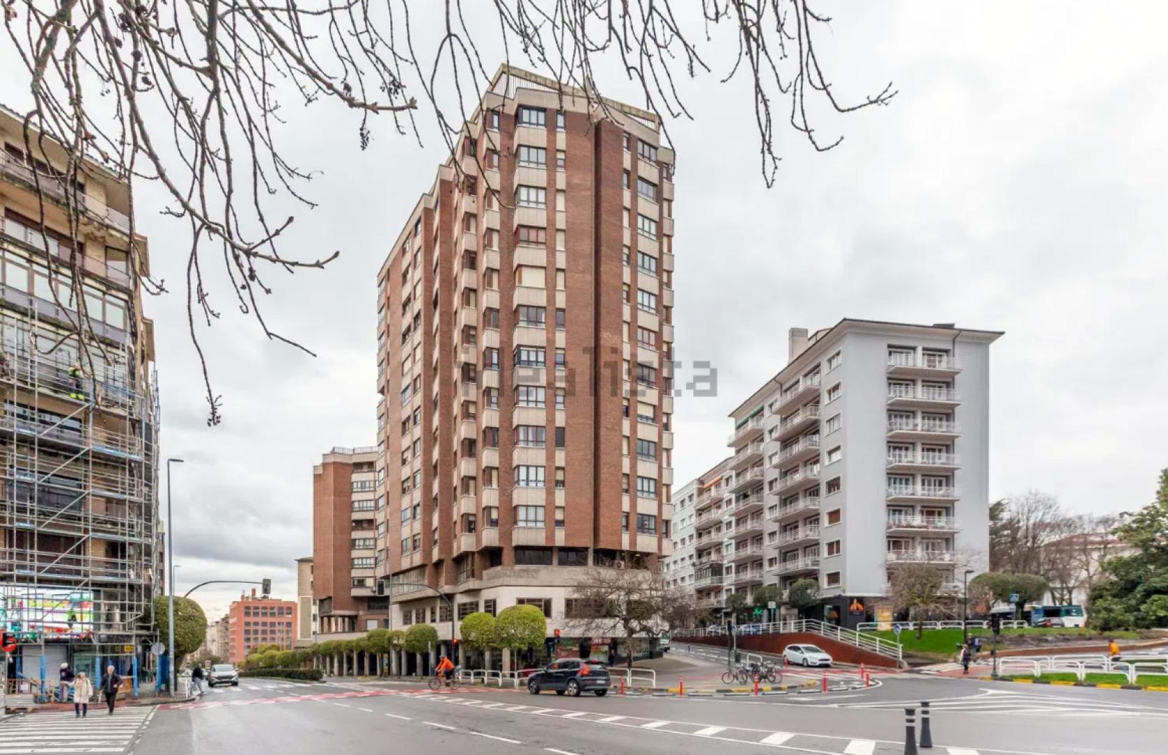 Edificio en la calle Abejeras con un piso a la venta