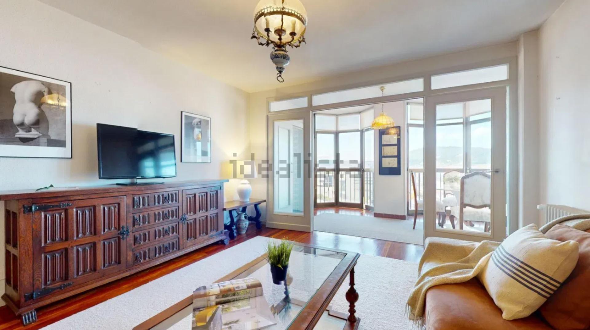 Salón con miradores que se utilizan como comedor