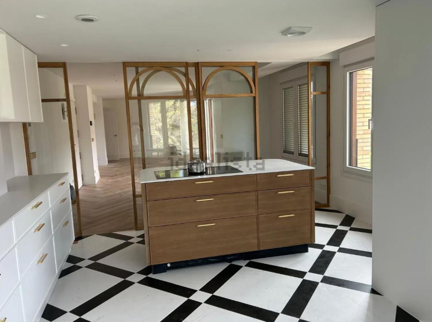 Cocina abierta al salón en el piso del Edificio Sol