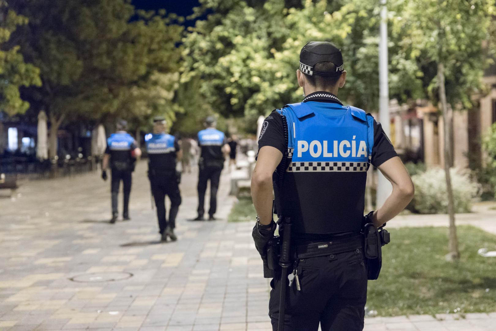 Varios agentes de la Policía Municipal de Tudela, en la calle Herrerías de la parte vieja de la ciudad