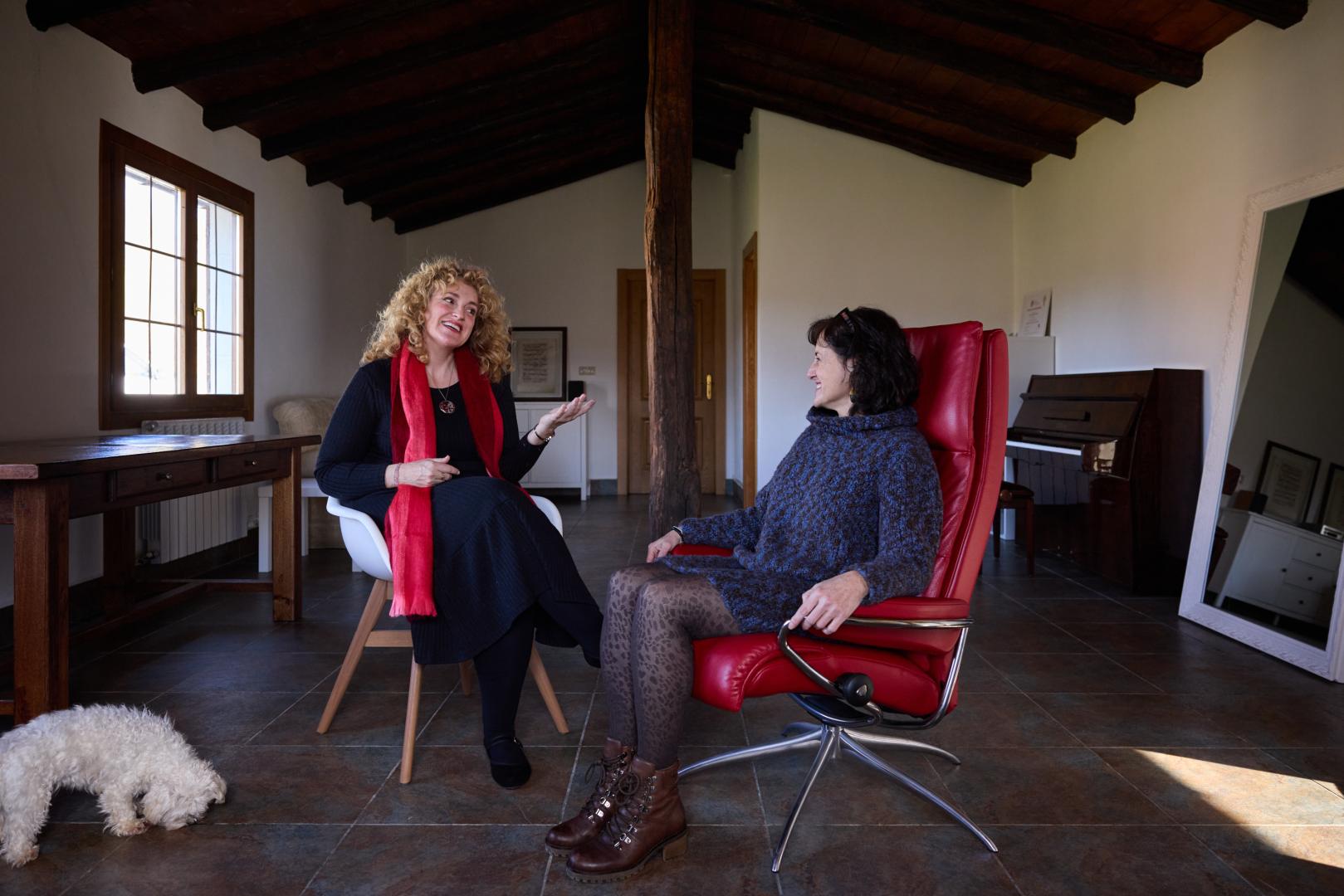 La soprano Raquel Andueza y su alumna Idoia Apezetxea, en el Centro Integral de la Voz y Respiración en Baztan.