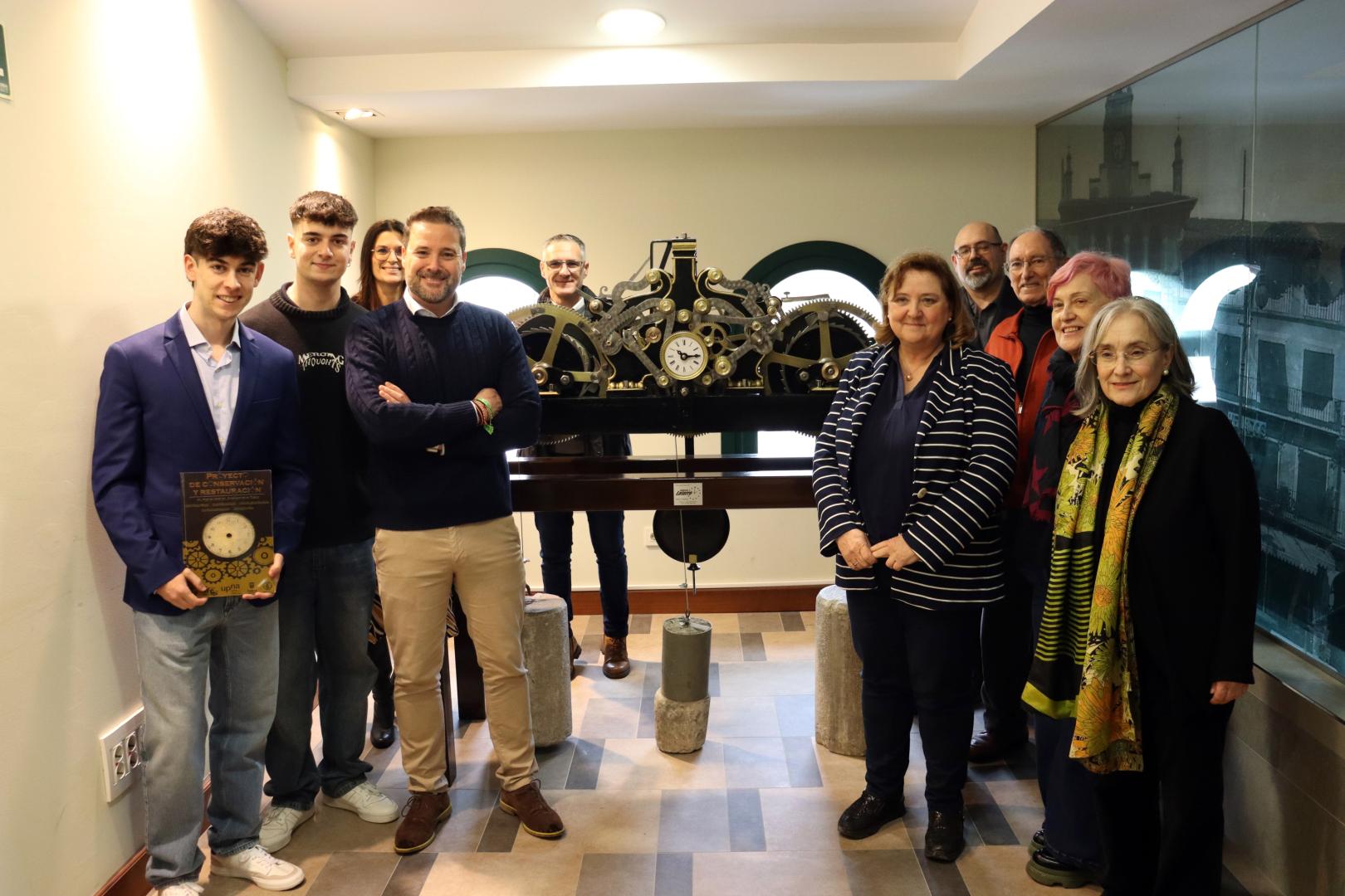 De izda. a dcha., los alumnos Daniel Miguel y Javier Campo; Alicia Marín (directora del IESValle del Ebro); el alcalde Alejandro Toquero; José Antonio Latorre (relojero); Ana Carmen Chueca (profesora); Íñigo Pérez (Archivero de Tudela); Javier Moreno (relojero); Beatriz Pérez (ex archivera de Tudela); y Ana Redín (Príncipe de Viana)
