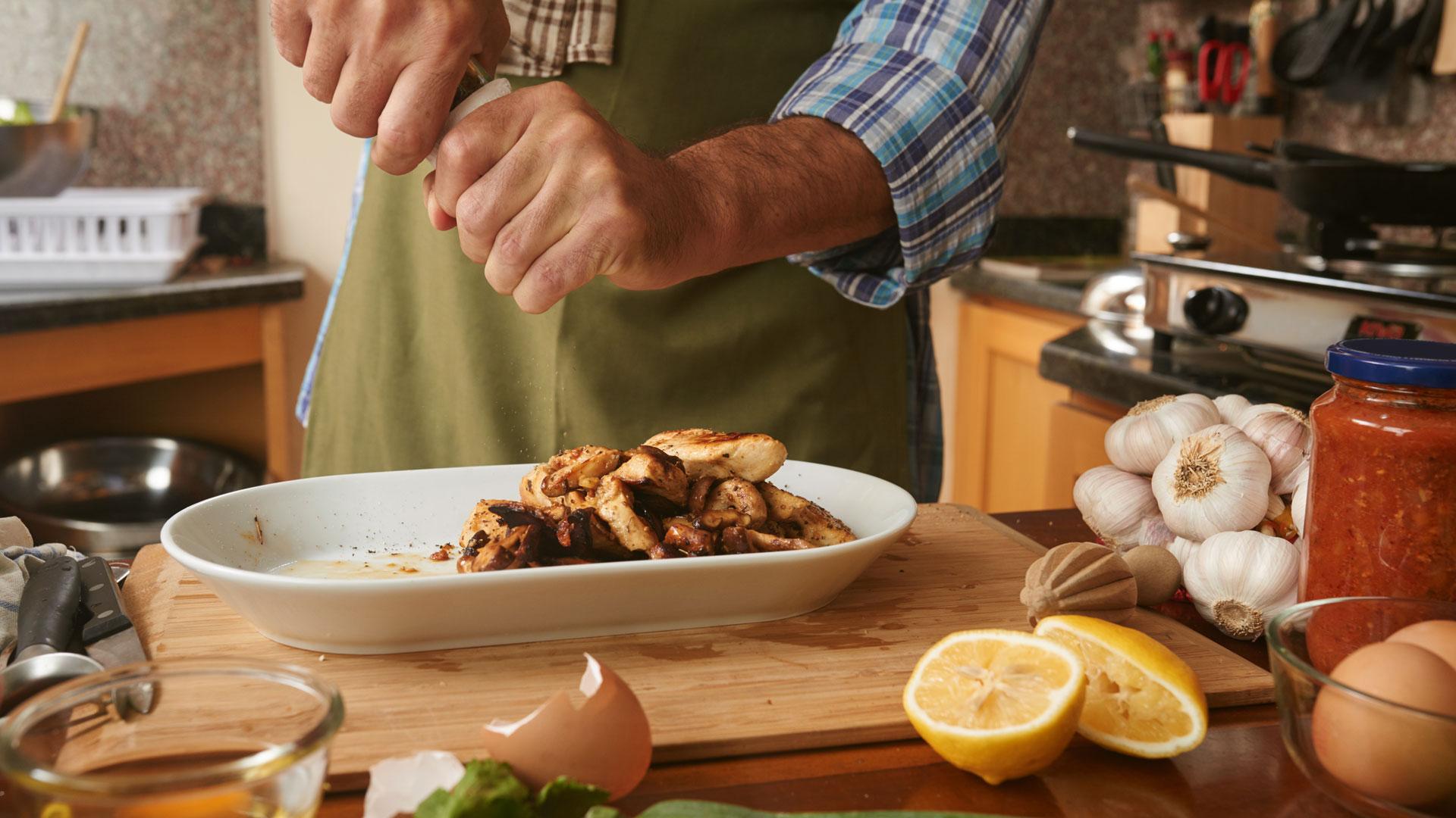 Una persona cocinando