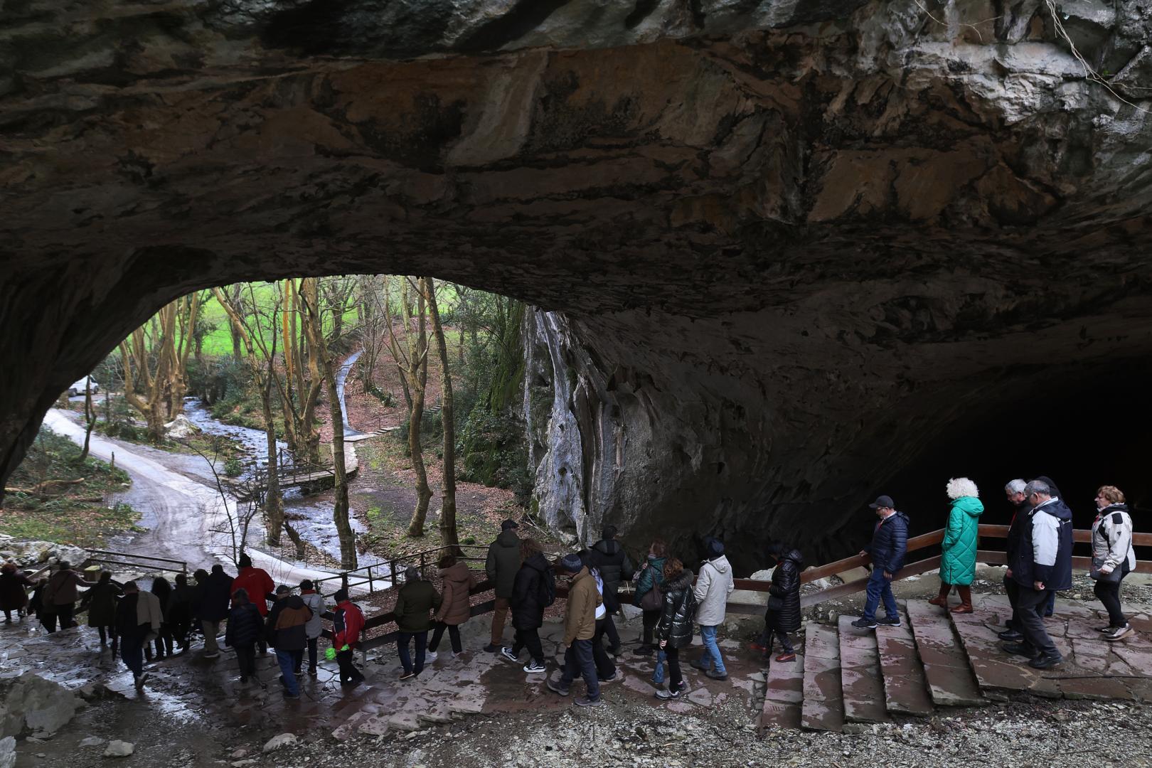 Guiado por la técnico Isabel Marrón Jiménez, un grupo de visitantes de la localidad oscense de Alquézar se adentra en la cueva.