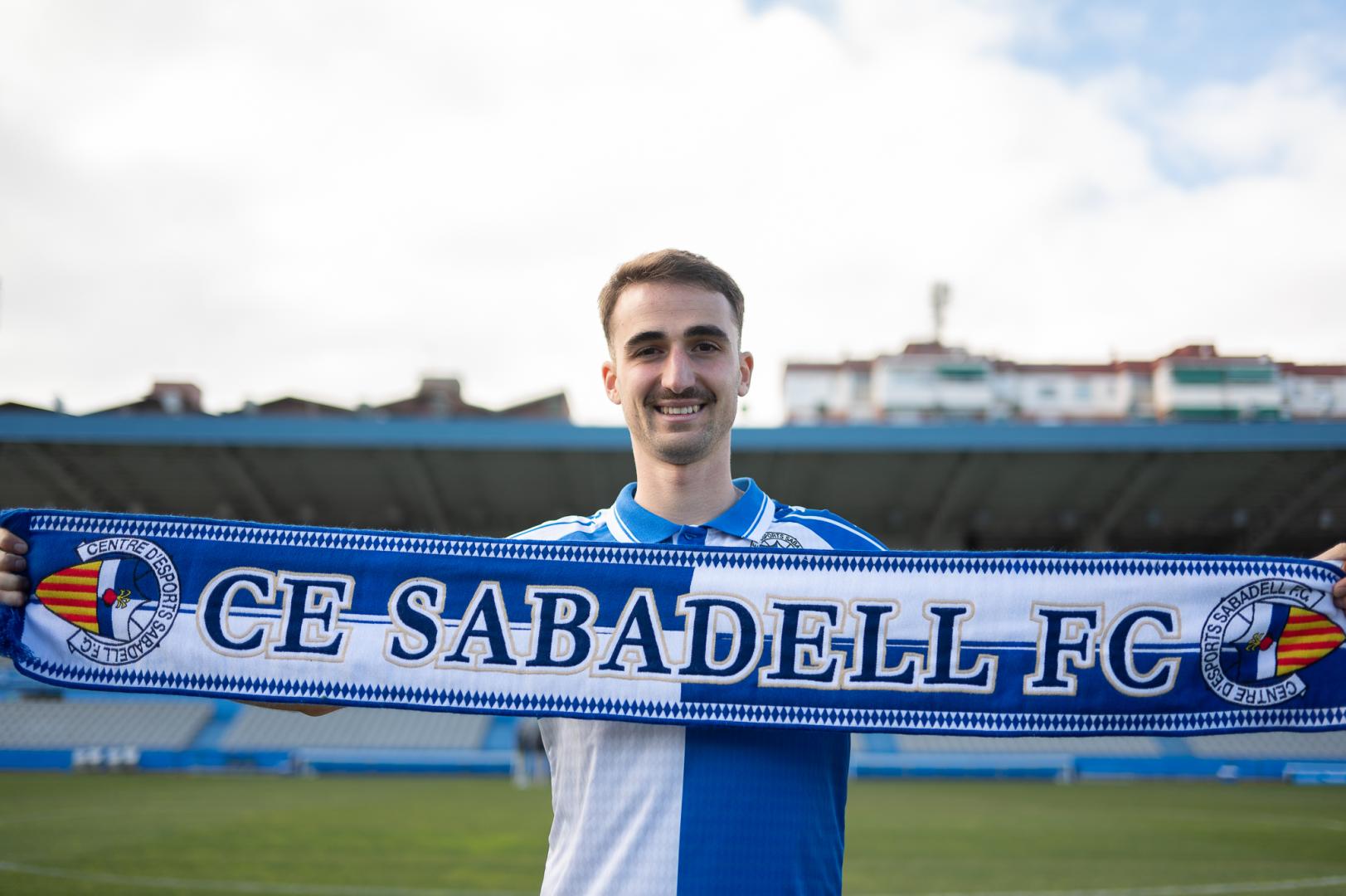 El centrocampista navarro EnekoAguilar ha llegado en el mercado invernal al Sabadell, líder del Grupo II de la Primera RFEF