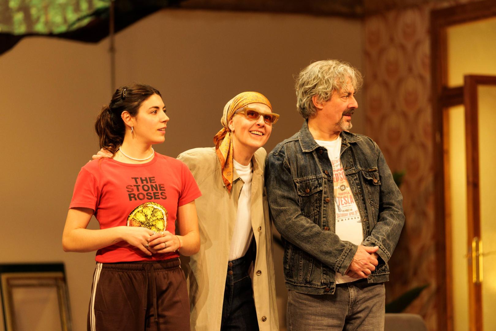 Los actores (desde la izquierda) Ariadna Llobet, Nuria Mencía y Jesús Noguero, en una escena de 'La última noche con mi hermano', última obra del dramaturgo pamplonés Alfredo Sanzol