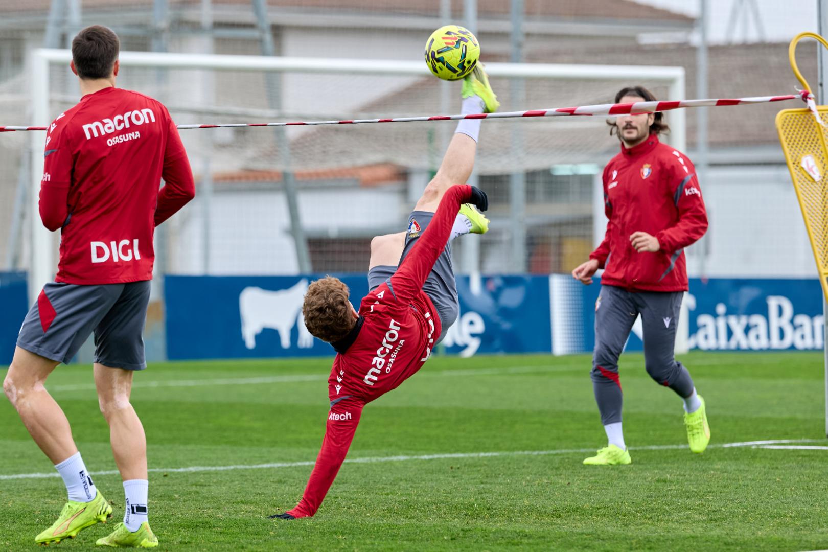 Víctor Muñoz hace una chilena durante el ejercicio de fútbol tenis, ayer en Tajonar.