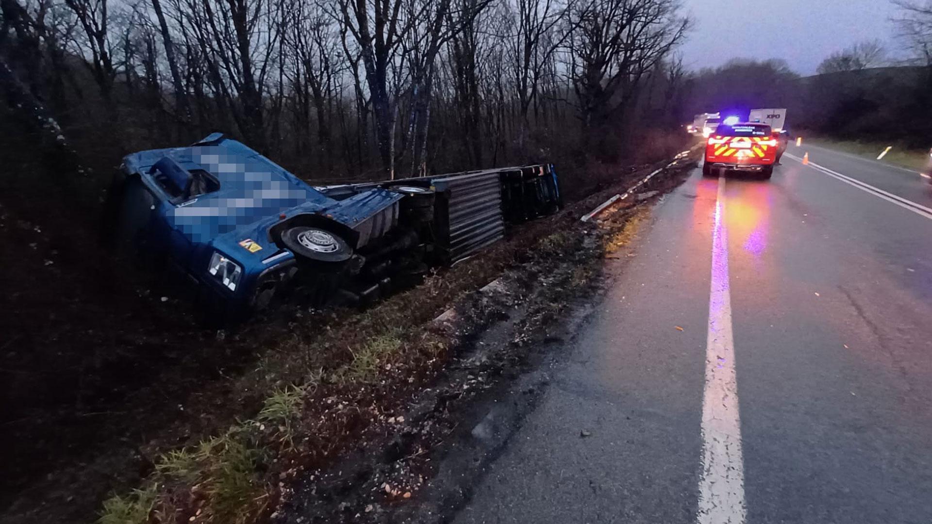 Camión que se ha salido de la vía y volcado tras caer por un terraplén de cinco metros en la carretera N-121-A, en Lantz