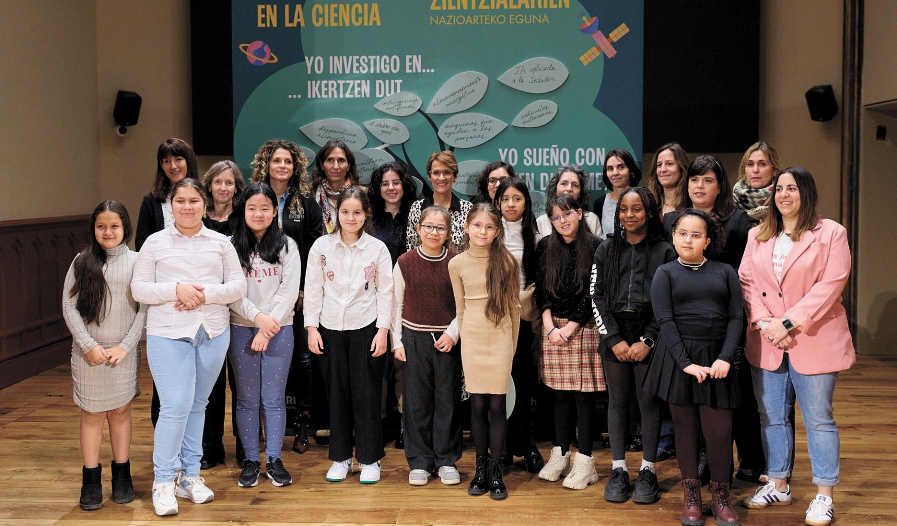 Alumnas y científicas participantes en la jornada de este miércoles