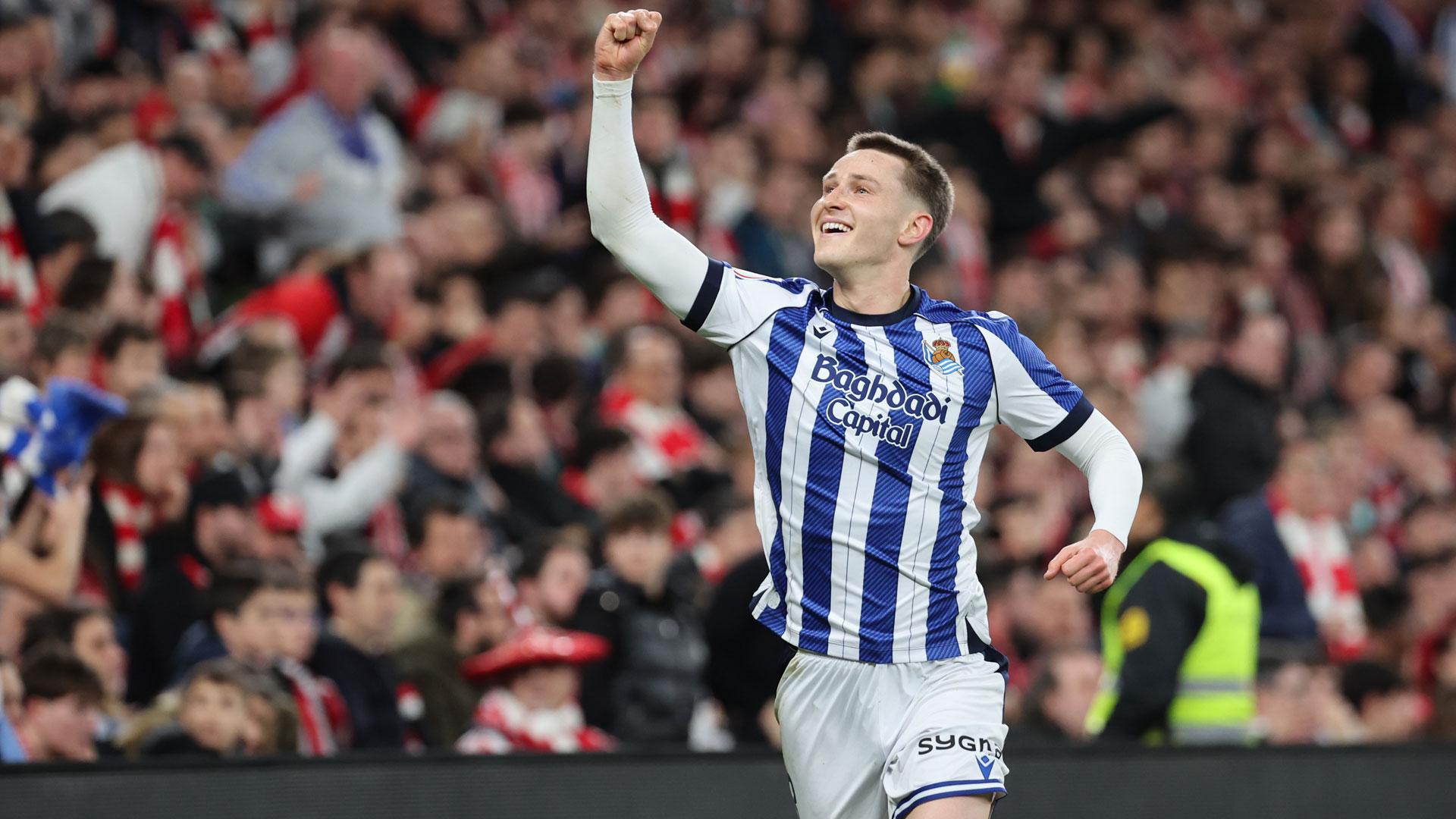 El centrocampista de la Real Sociedad, Beñat Turrientes, celebra el primer gol del equipo donostiarra durante el partido de ida de la semifinales de la Copa del Rey frente al Athletic Club