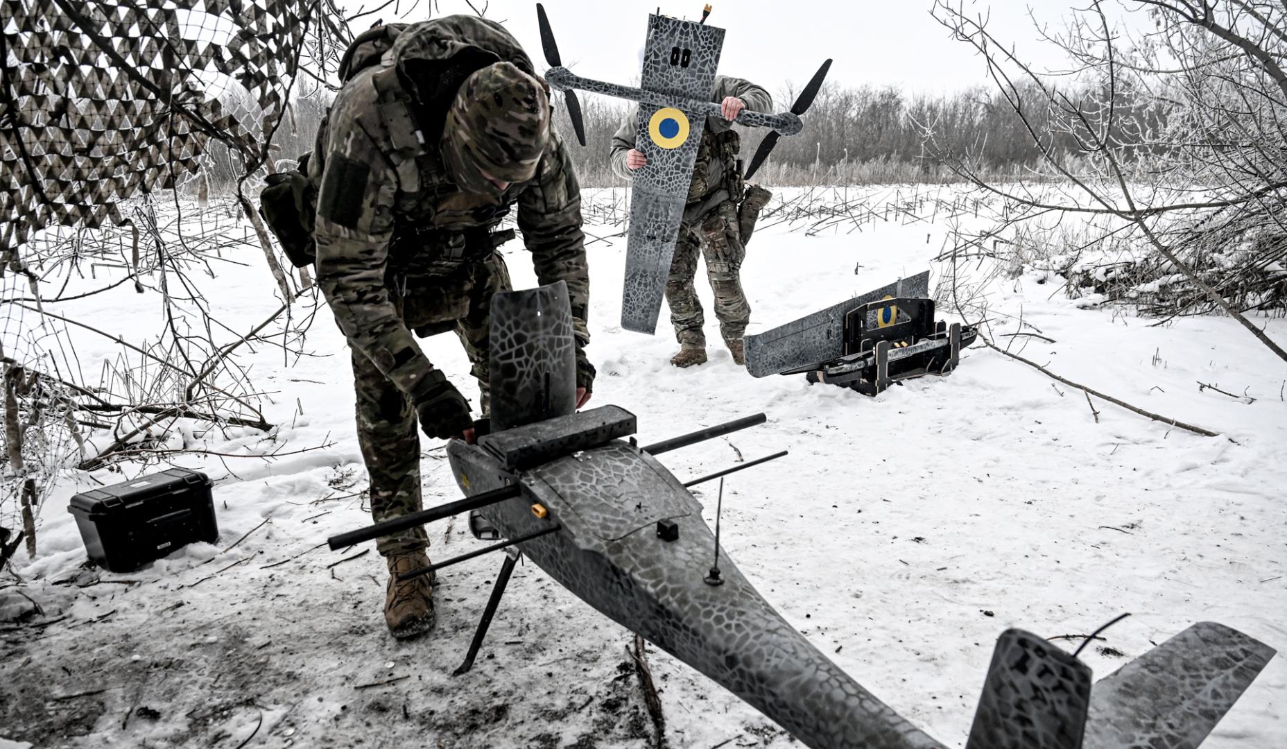 Soldados ensamblan un dron ucraniano GARA antes de una misión de combate en la región de Donetsk