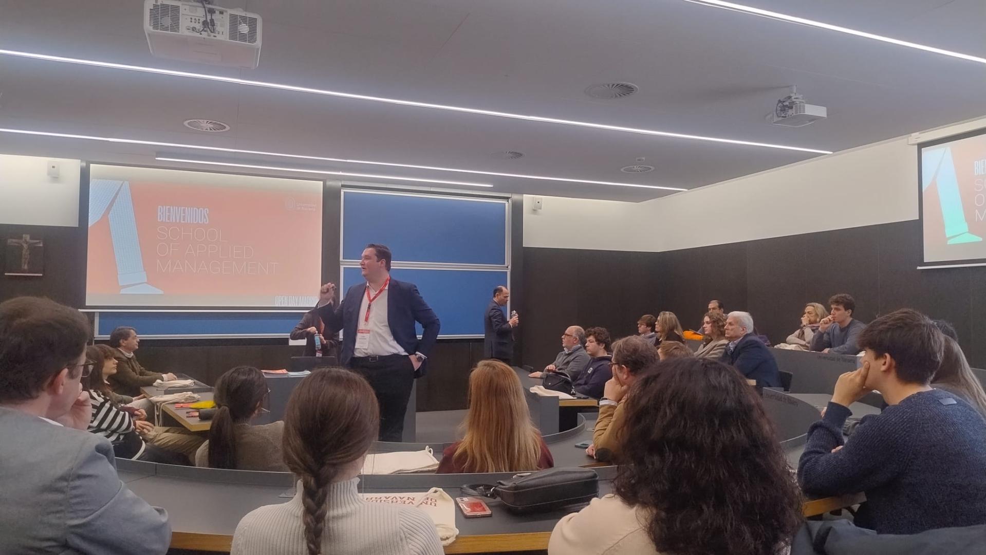 Alumnos y familiares siguen una de las sesiones en la jornada de puertas abiertas de la UNAV.