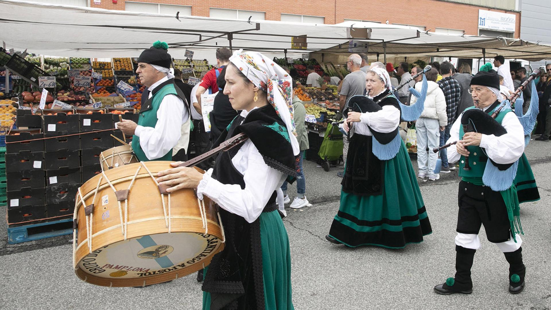 Actuación musical en el mercadillo de Landaben