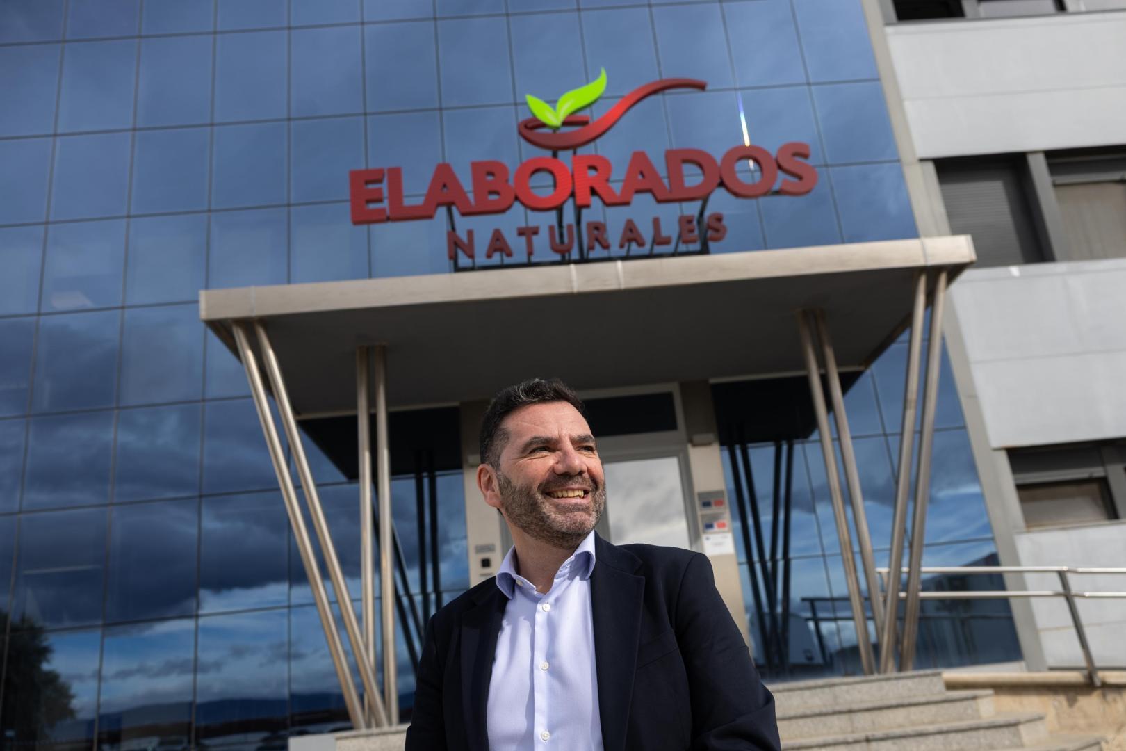 Sergio Beni Solans, director gerente de Elaborados Naturales, delante de la fachada de su empresa en Funes