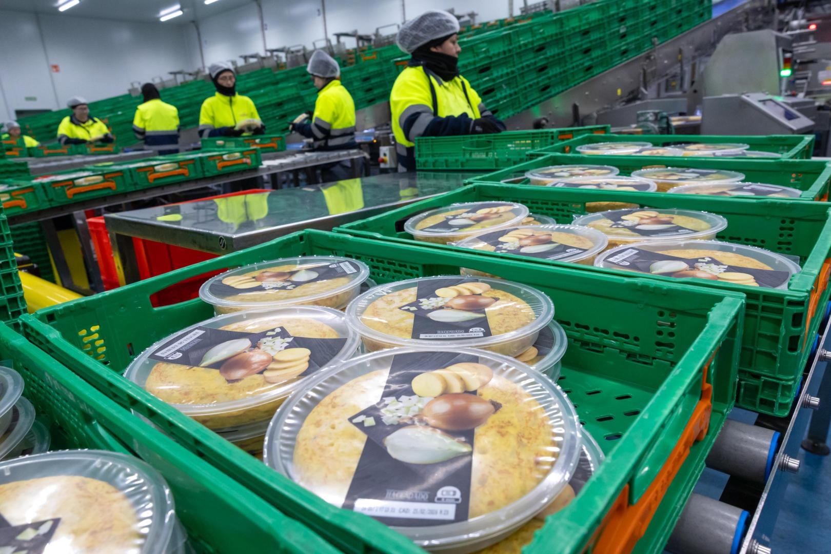 Imagen de tortillas de patata para Mercadona, con la marca Hacendado, recién hechas en la fábrica de Elaborados Naturales