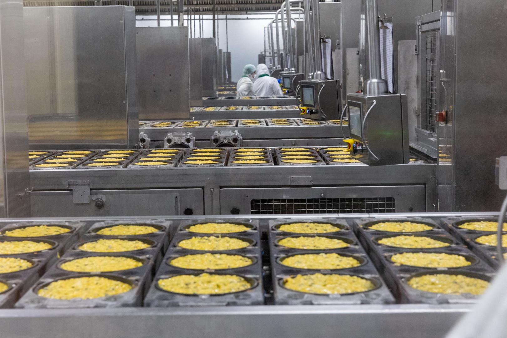 Momento de la elaboración de las tortillas, en las sartenes