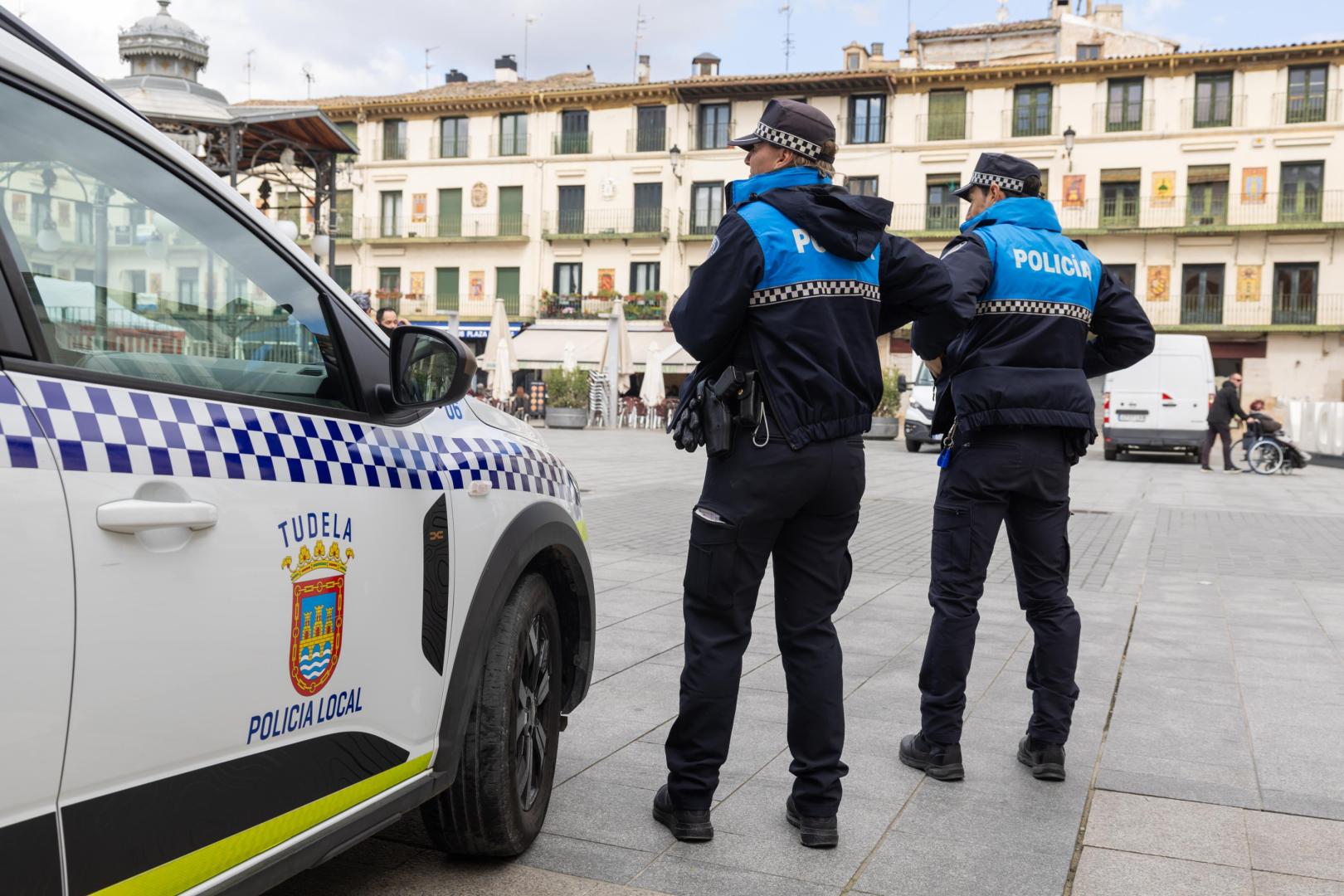 Dos agentes de la Policía Local de Tudela, en la plaza de los Fueros