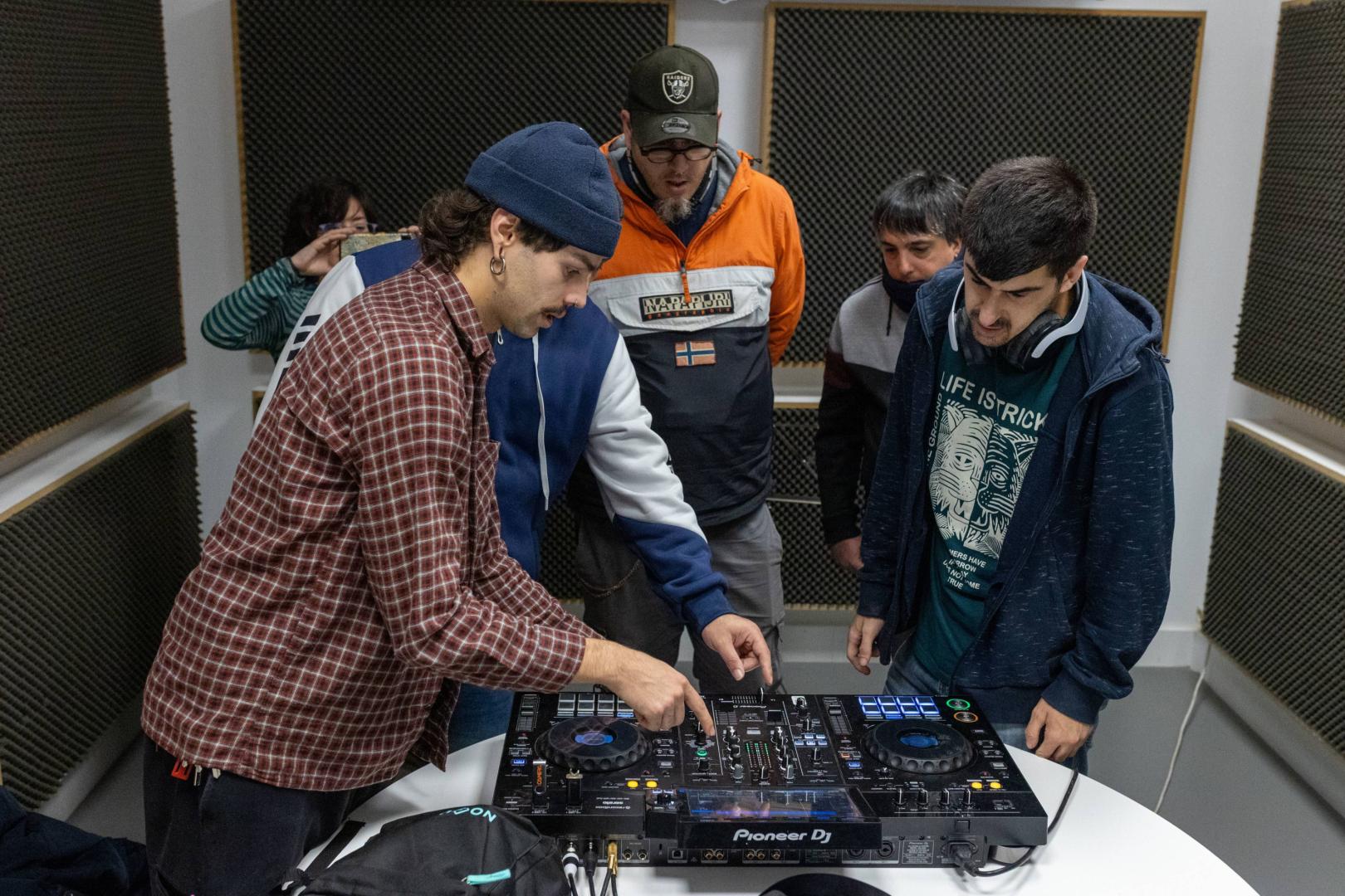 El artista Alessandro Martins maneja la mesa de mezclas ante usuarios del centro de rehabilitación psicosocial Félix Garrido