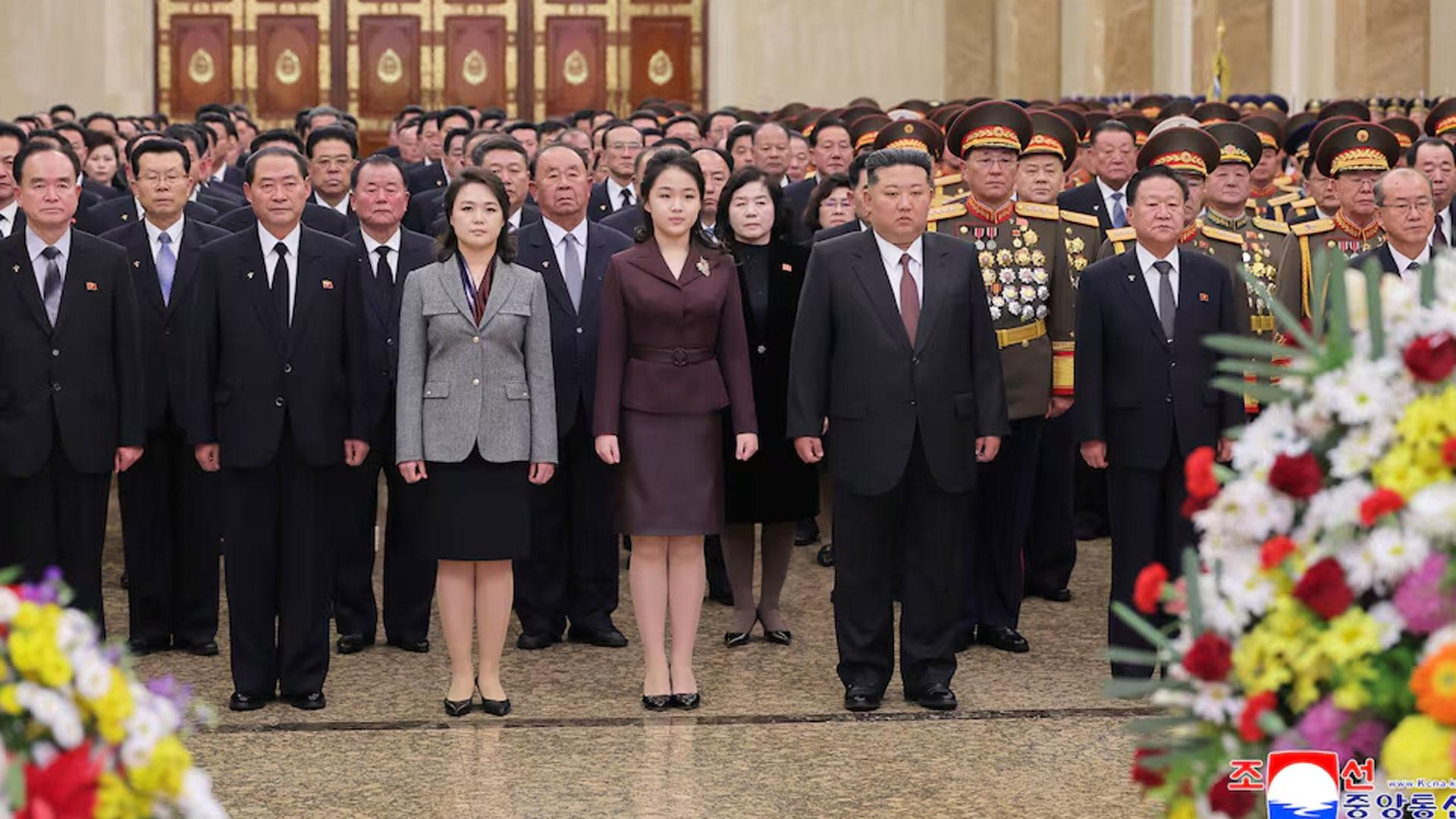 El líder norcoreano, Kim Jong-un, junto a su hija Kim Ju-ae (en el centro) y su esposa, Ri Sol-ju (a la izquierda), en el Palacio del Sol de Kumsusan, en Pyongyang, el pasado 1 de enero