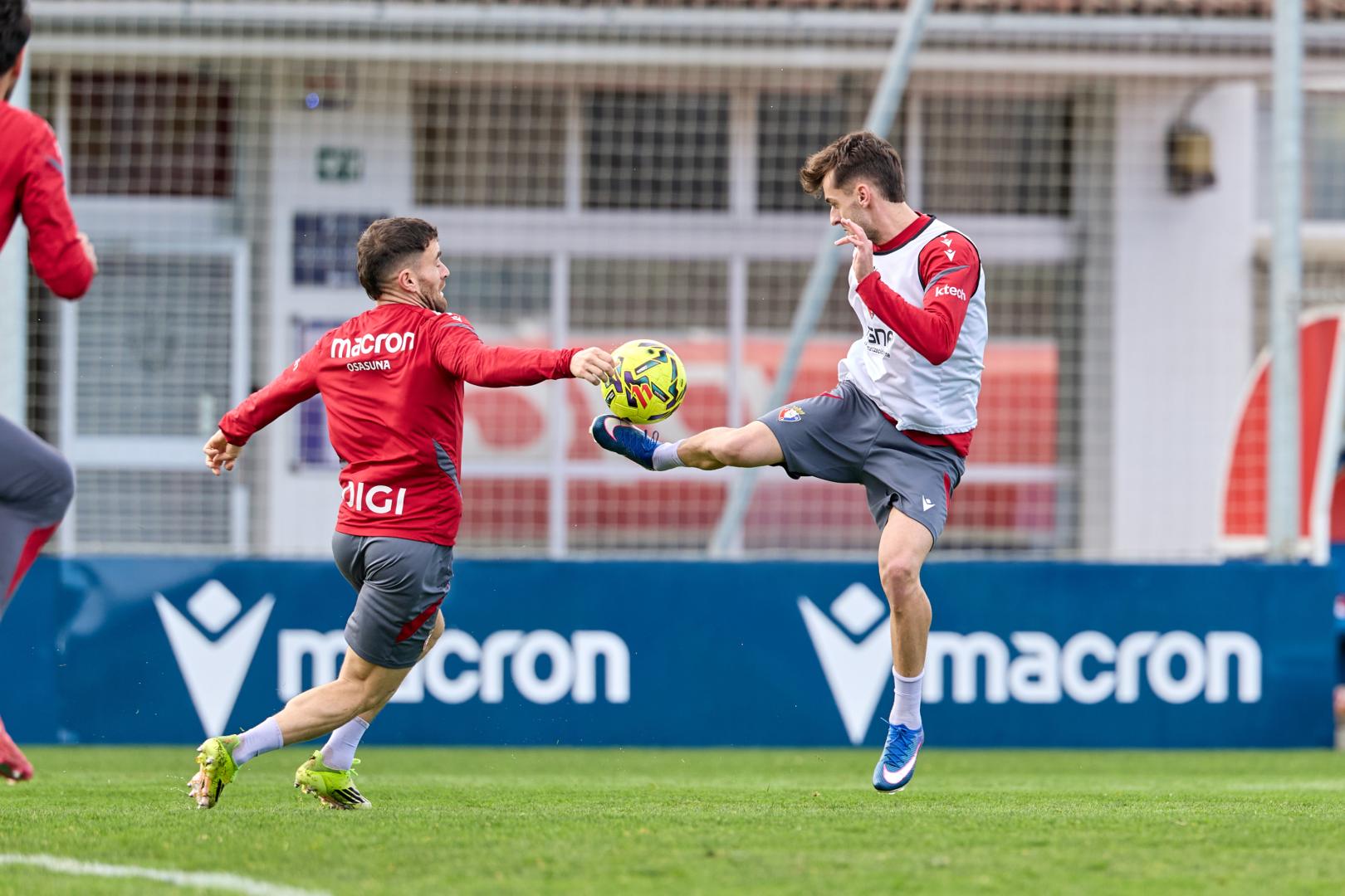 Aimar Oroz controla el balón ante Javi Galán en el entrenamiento de ayer.