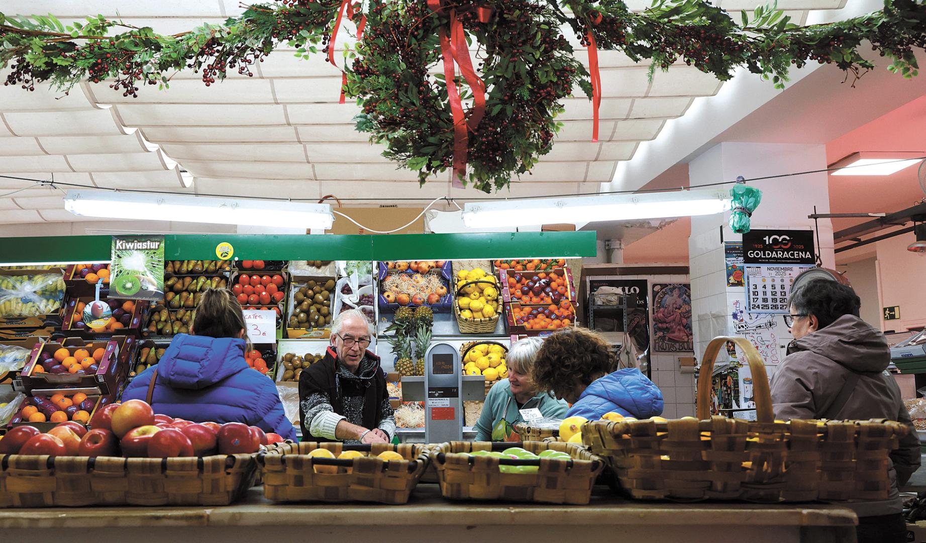 Conrado Ibáñez atiende, las pasadas navidades, su puesto de la plaza del mercado