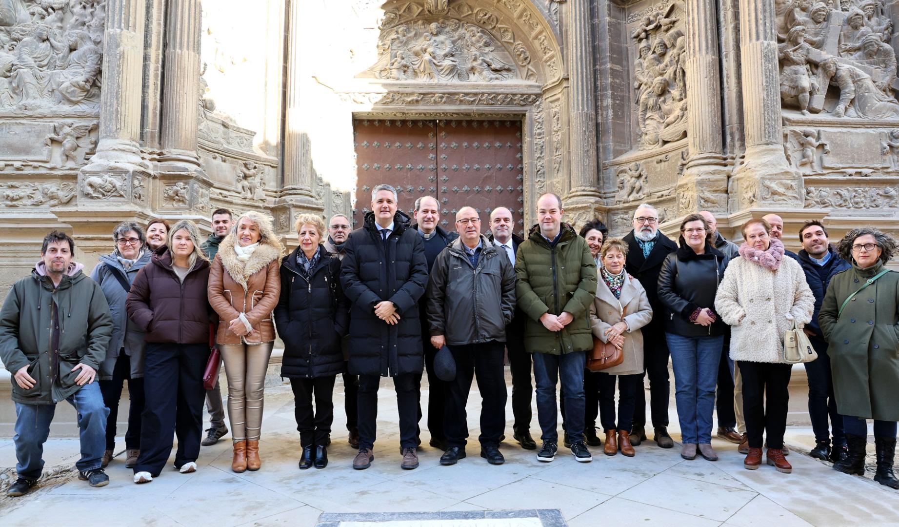 Representantes institucionales, municipales, del Arzobispado así como de la empresa encargada de la restauración ayer frente a la portada de Santa María