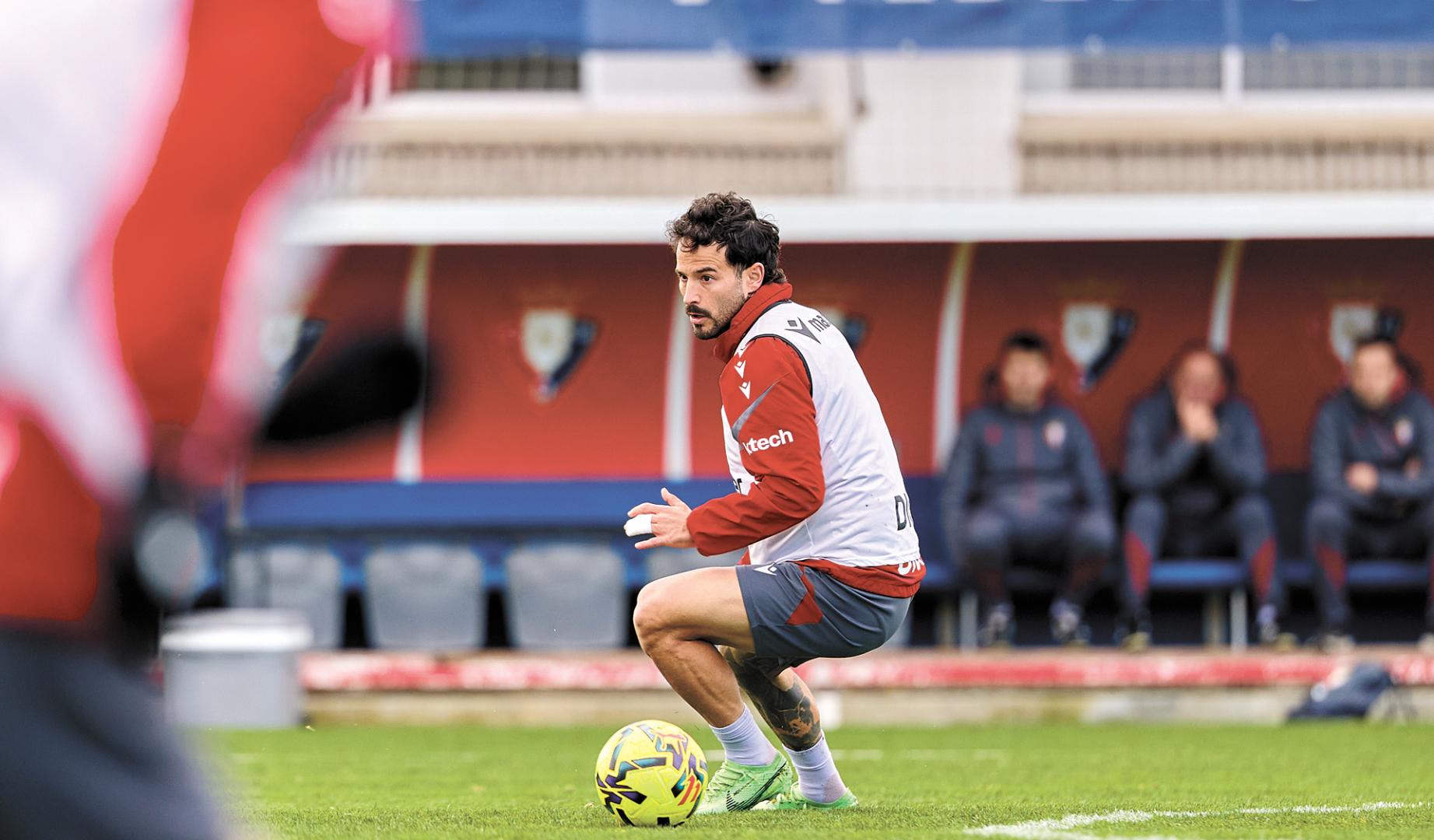 Rubén García conduce le balón en la víspera del partido