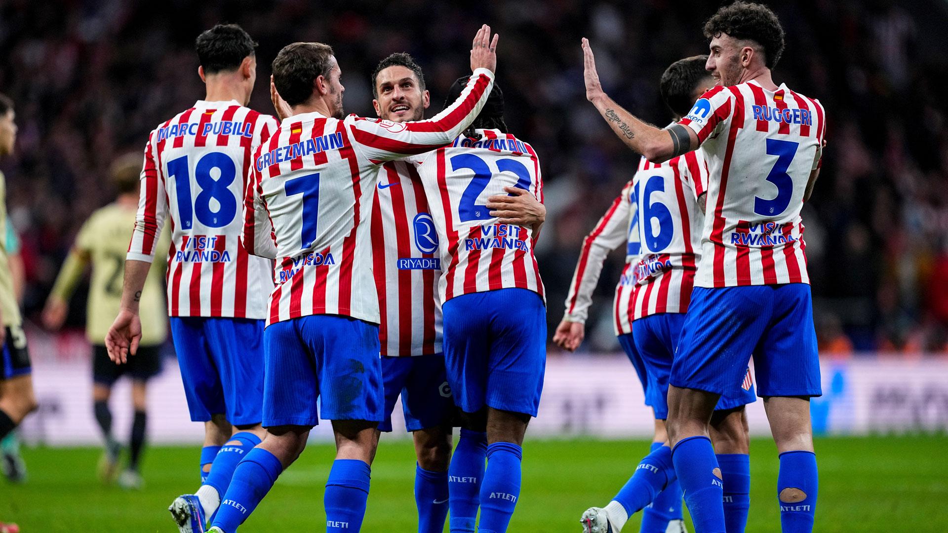 Los jugadores del Atlético de Madrid celebran uno de los cuatro goles que han metido al Barcelona en el partido de ida de las semifinales de Copa del Rey en el Metropolitano
