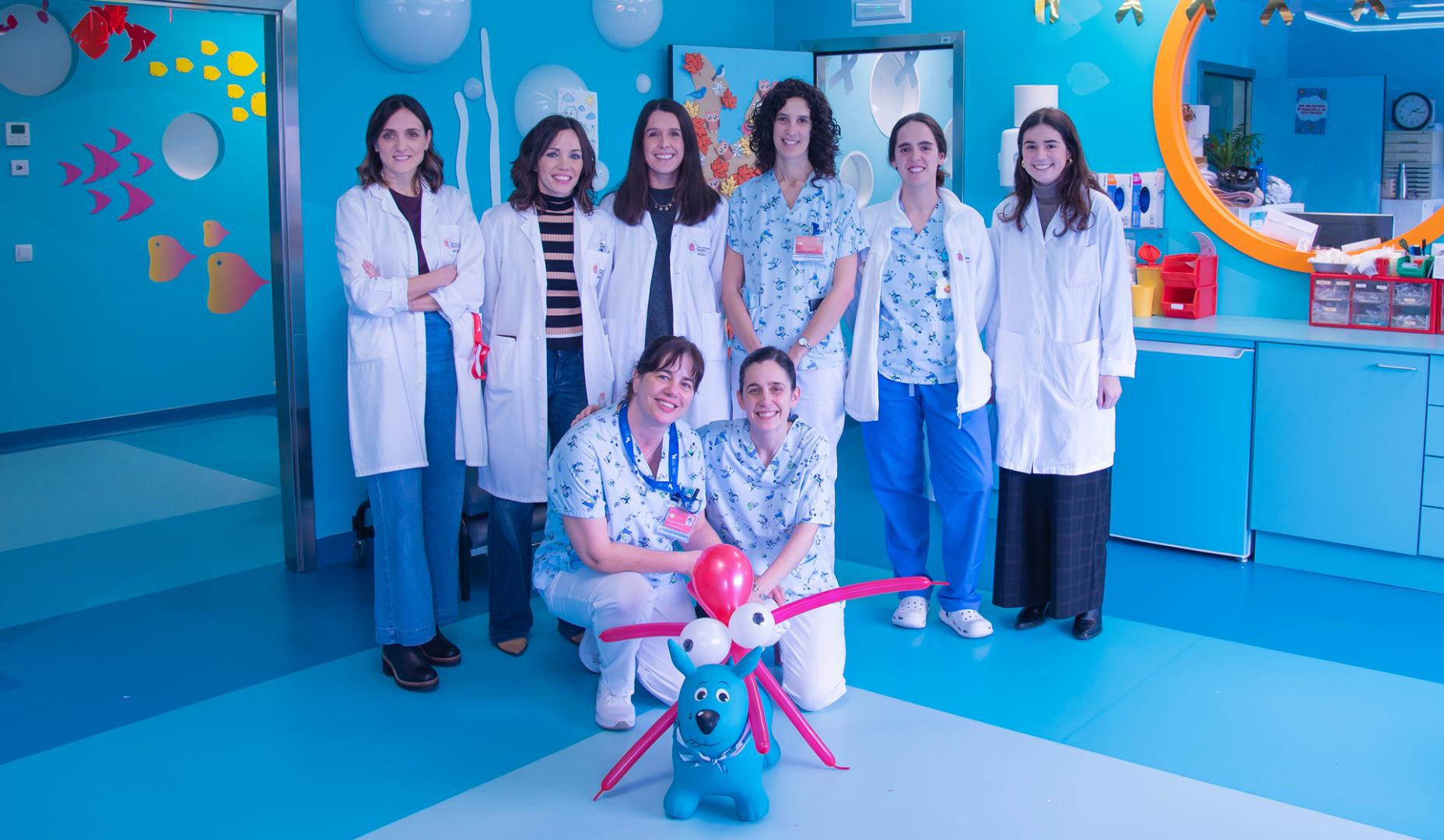 Integrantes de la Unidad Multidisciplinar de Cáncer Infantil y del Adolescente (UMDCIA): en la fila superior, de izquierda a derecha: Desirée Morales (oncóloga pediátrica), Miren Oscoz (Coordinadora UMDCIA), Patricia Echarte (oncóloga pediátrica), Marta Fernández (Jefa Unidad de Consultas y Hospital de Día Pediátricos), Amaia Sampedro (residente de Pediatría) e Inés Ramos (estudiante de Medicina). En la parte inferior: Belén Oyarzun y Susana Sala (enfermeras).