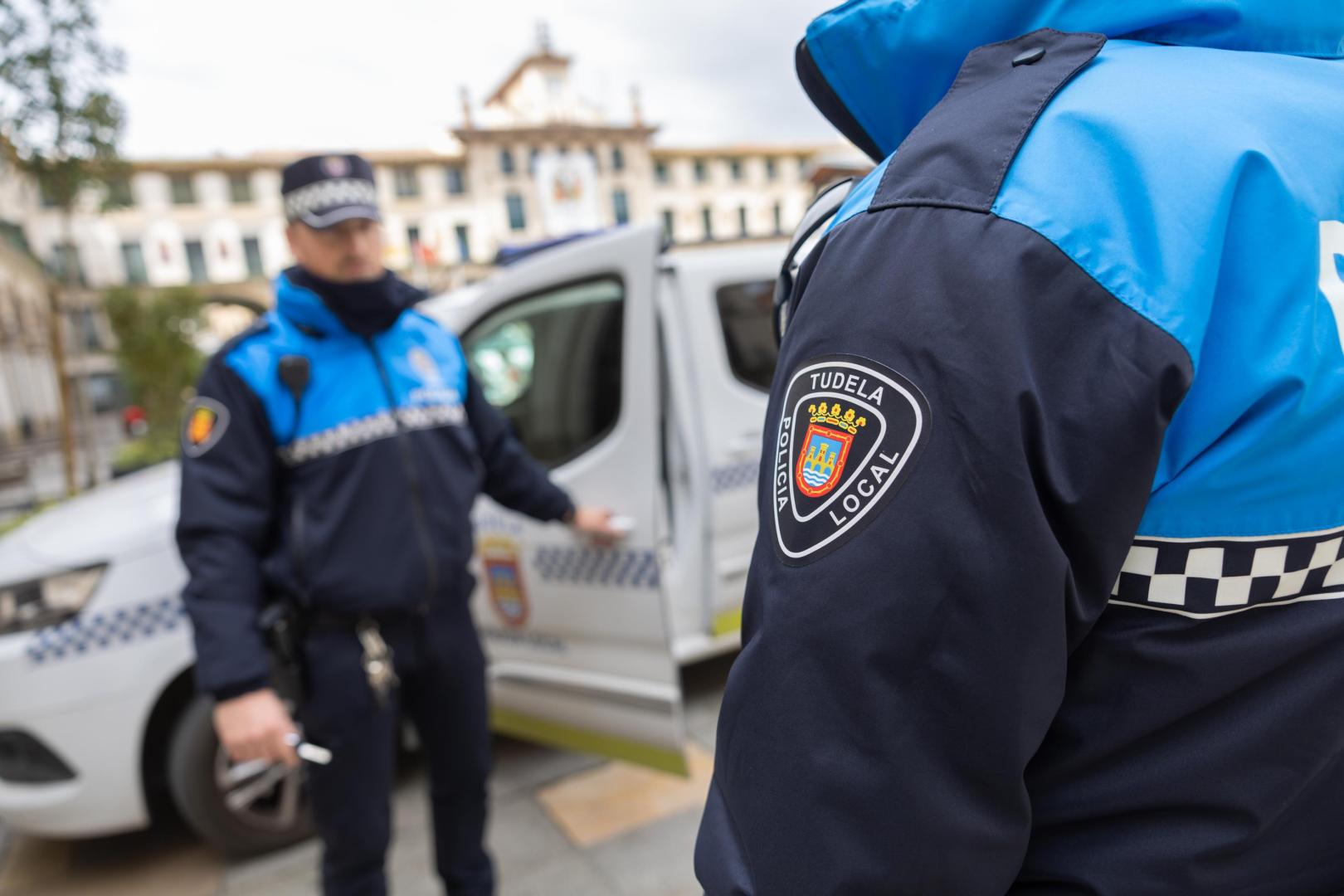 Dos agentes de la Policía Municipal de Tudela, en la plaza de los Fueros
