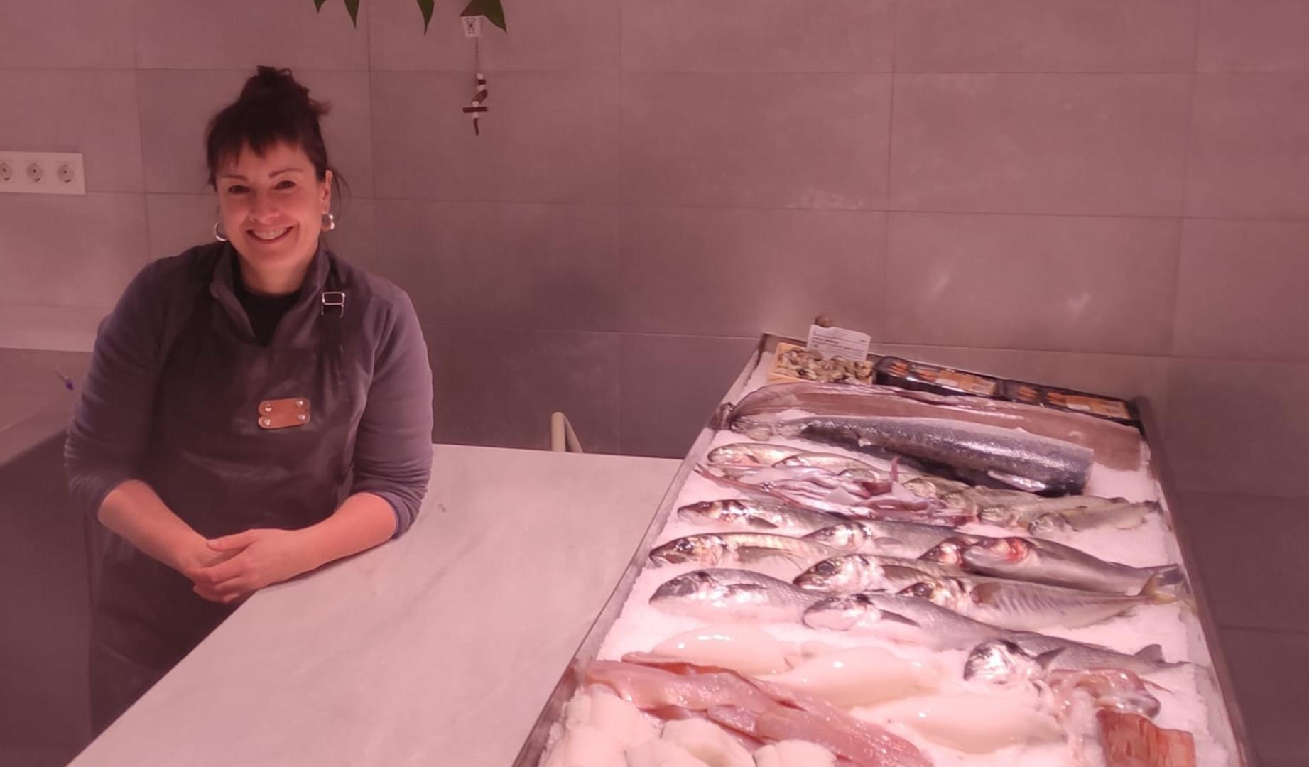 Alicia Hernández, en la pescadería de Mendigorría, donde atiende martes y jueves -los miércoles y viernes está en Obanos-
