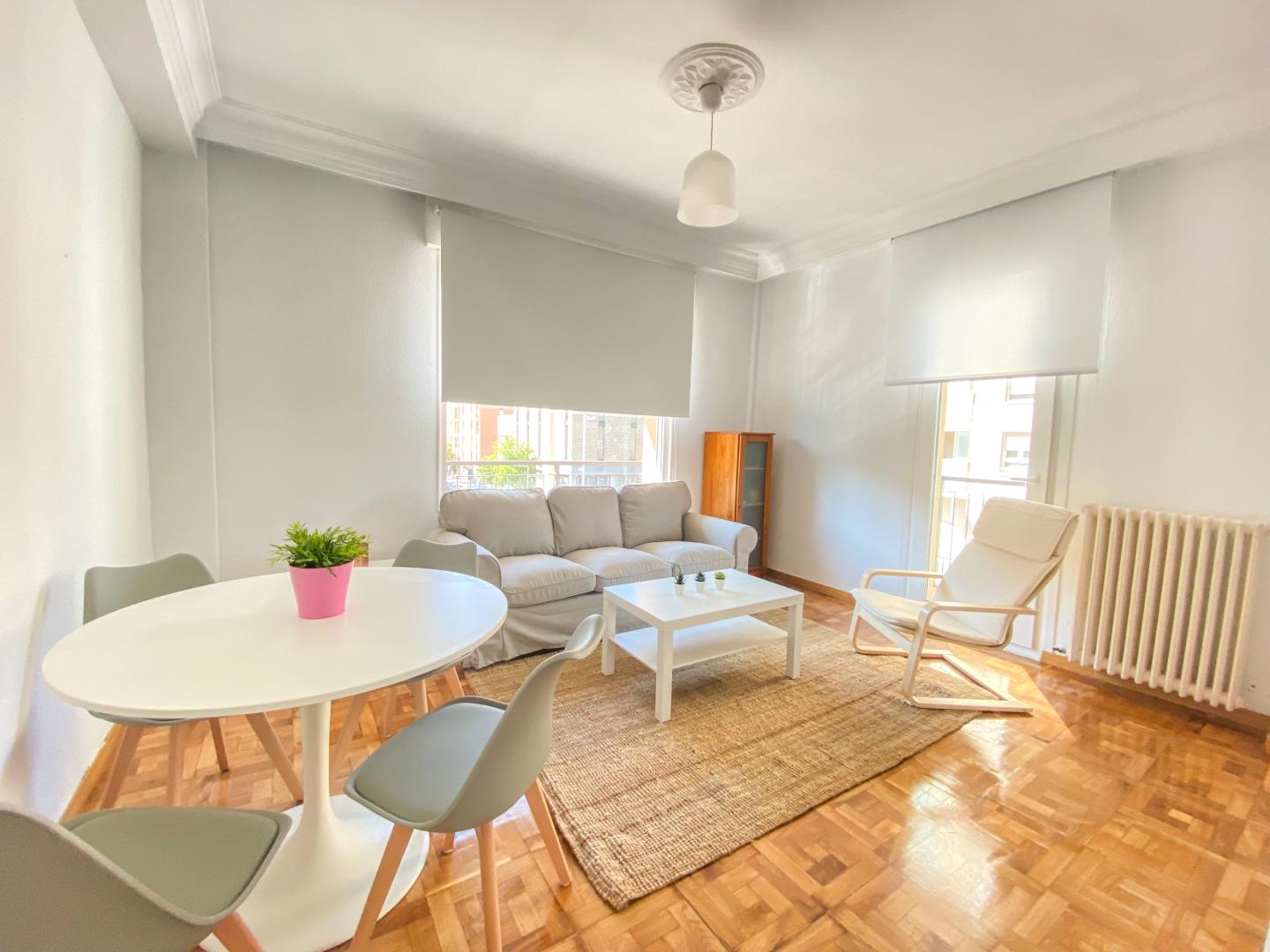 Salón de uno de los pisos de Cohousing para sentirse como en tu propio hogar, en Pamplona