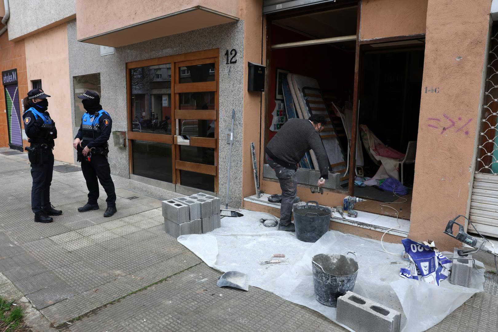 AUTOR: Iván Benítez FECHA: 21-I-2026 LUGAR: Pamplona TEMA: BajeraTrabajos de albañilería para tapiar la bajera de la calle Monasterio de Fitero, en presencia de dos policías municipales. IVÁN BENÍTEZLabores para tapiar la bajera hasta hace pocos días ocupada en la calle Monasterio de Fitero en el barrio de San Juan IVÁN BENÍTEZ