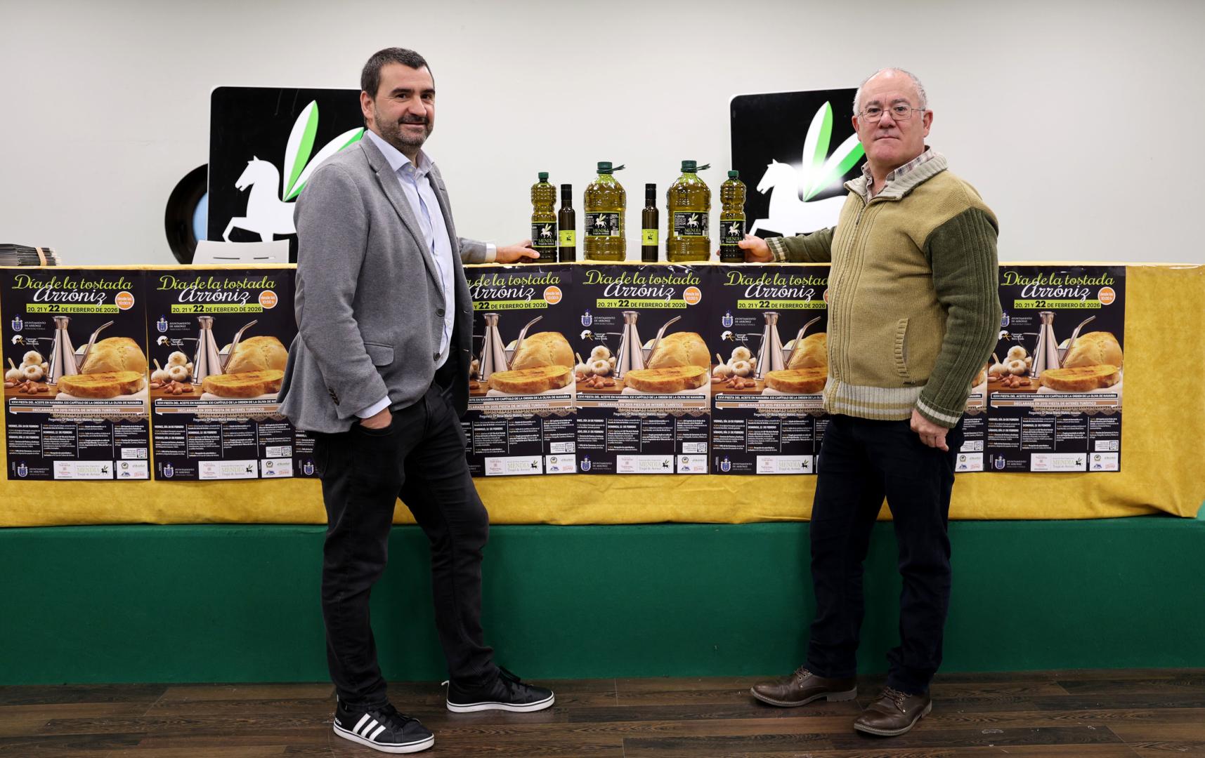 El alcalde de Arróniz, Ángel Moleón, y el presidente del trujal Mendía de Arróniz, Pedro Luis González, durante la presentación de la fiesta del aceite.