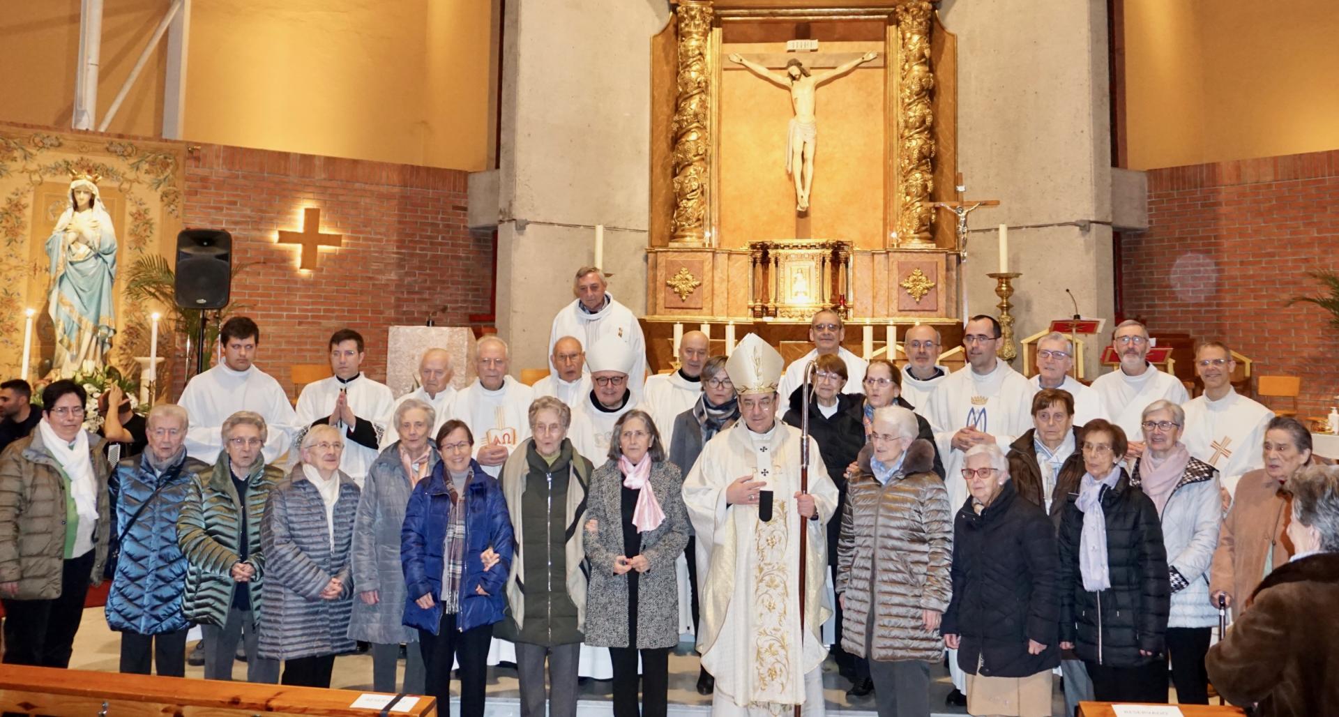 Teresianas de la comunidad de Pamplona con el arzobispo de Pamplona, Florencio Roselló; el abad de Leyre, José Manuel Apesteguía y los sacerdotes concelebrantes.
