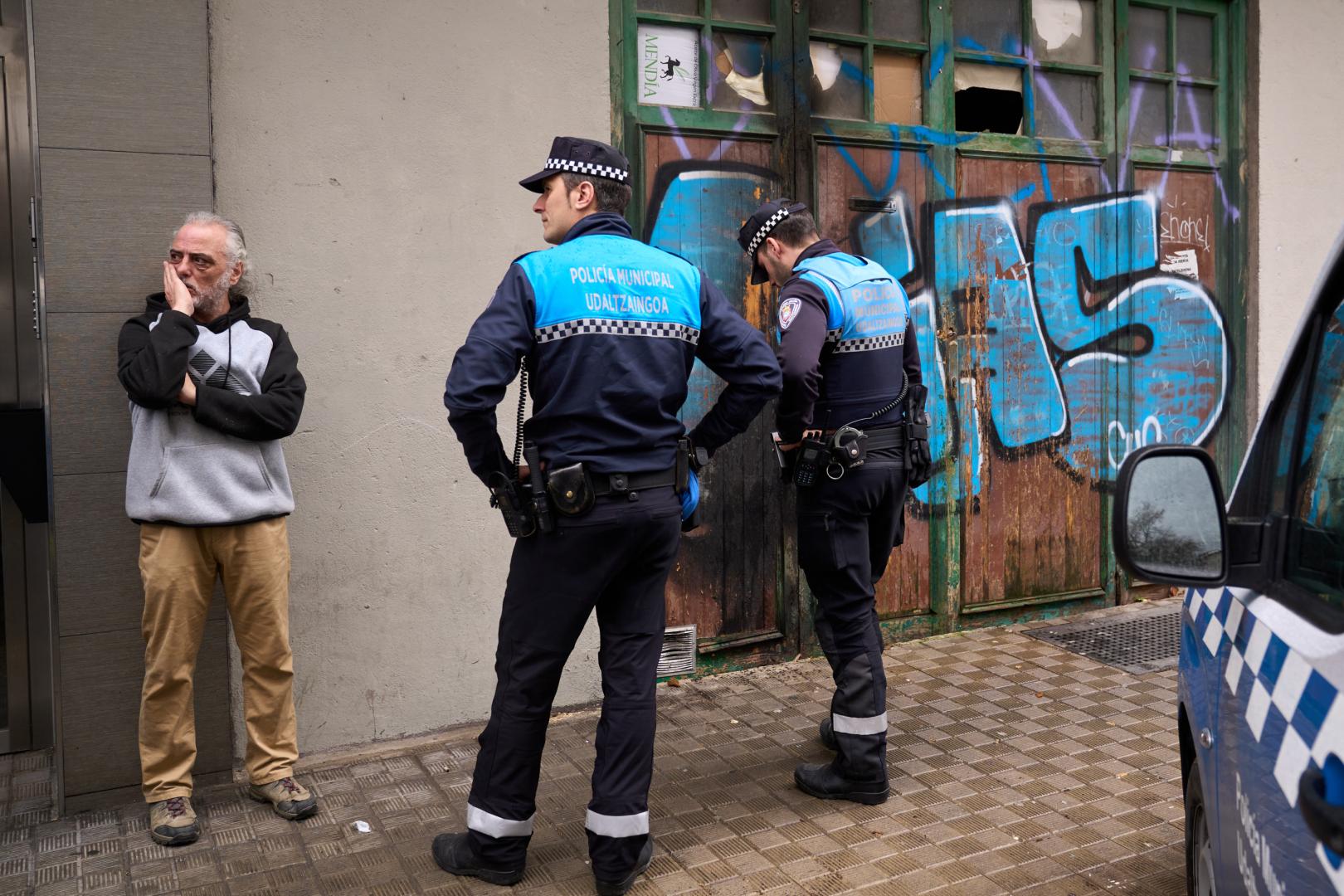 Javier Míguez, presidente de la comunidad de vecinos, este martes con dos agentes de la Policía Municipal de Pamplona.