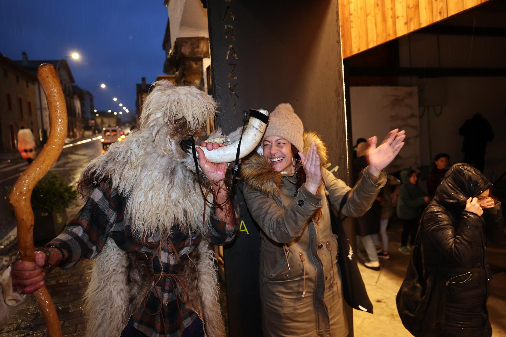 Uno de los personajes del Carnaval rural de Irurtzun convoca al vecindario con el sonido del cuerno.