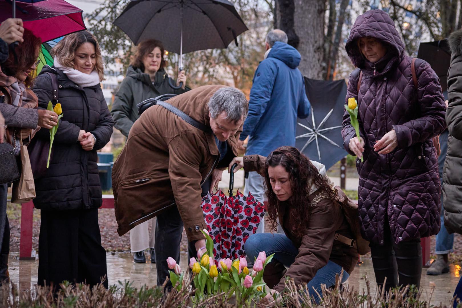 Acto de recuerdo, organizado por ADANO, en el Jardín de la Memoria de Pamplona por los menores que han fallecido por cáncer.